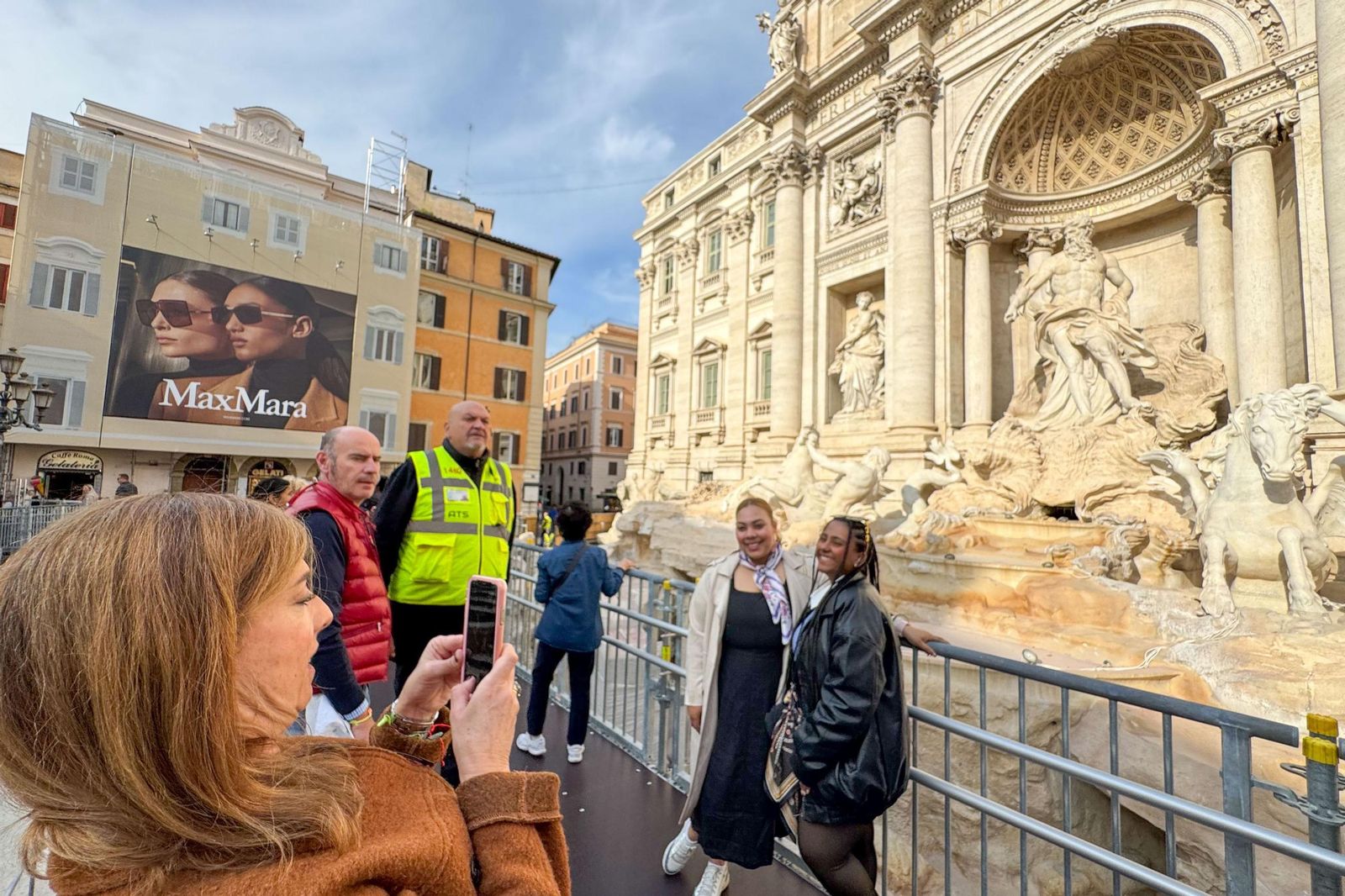 La Fontana de Trevi ya se puede observar de cerca gracias a una polémica pasarela