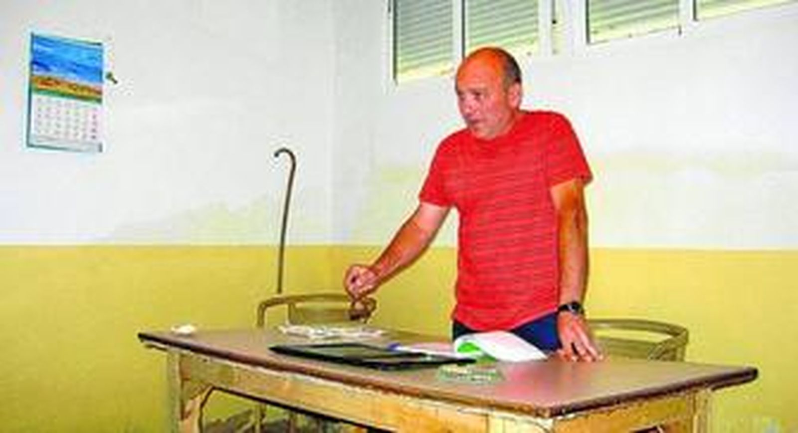 Antonio Teruel, el fiel subasta cada mañana el agua en el edificio del Alporchón ante los agricultores.