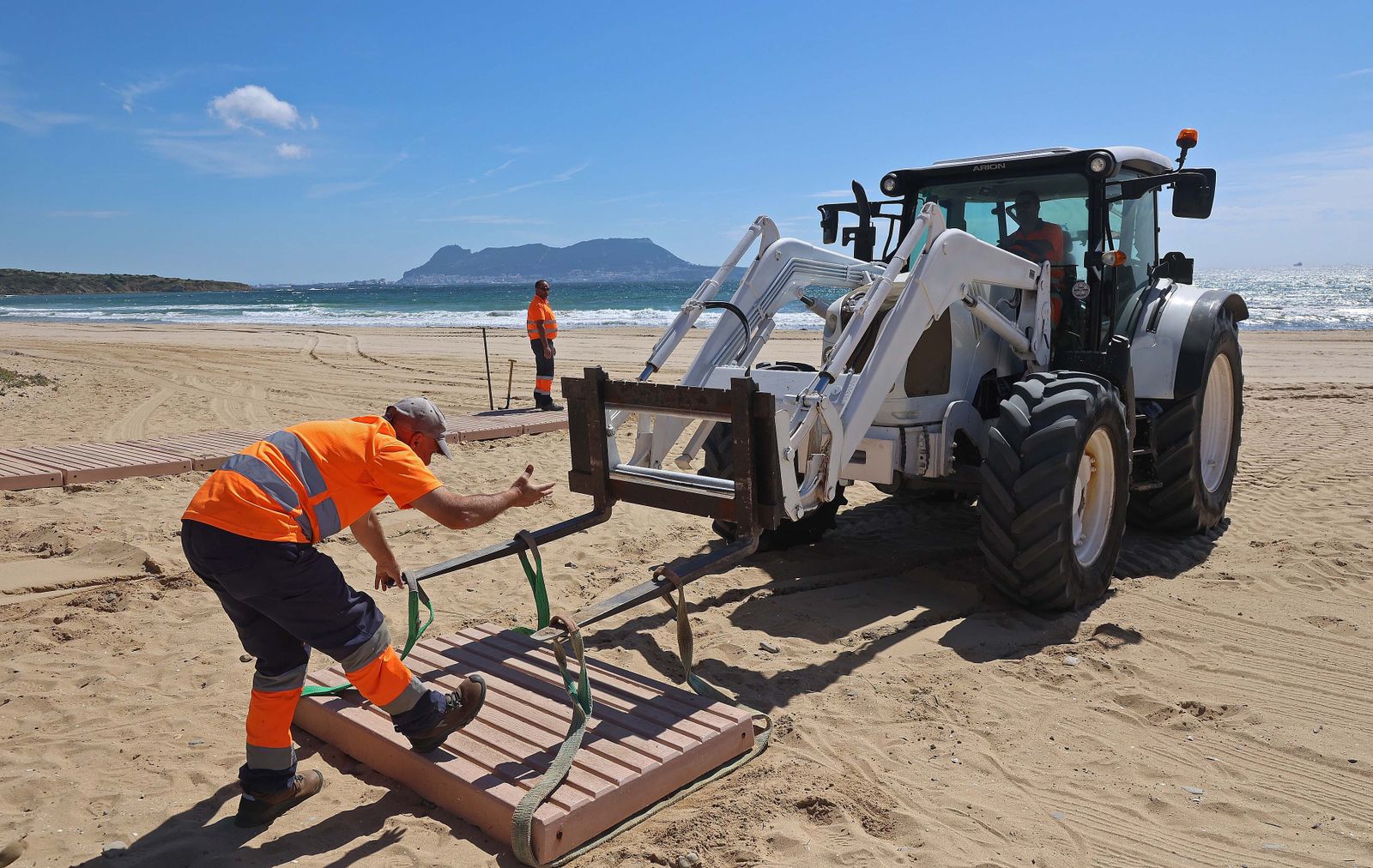 Imágenes de los preparativos para  la temporada de playas en Getares
