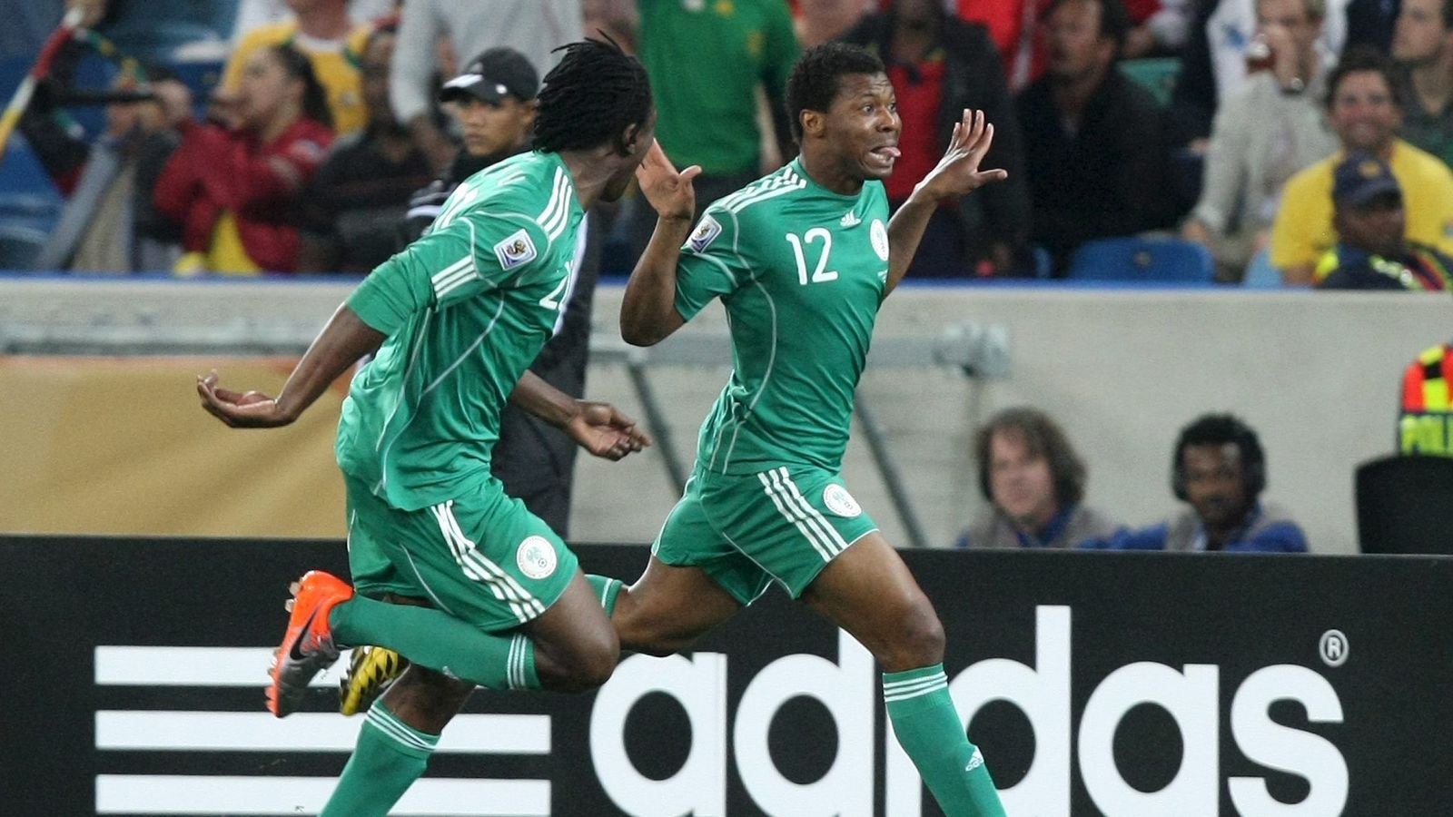 Uche es felicitado por su compañero Dickson tras anotarle a Corea del Sur en Sudáfrica