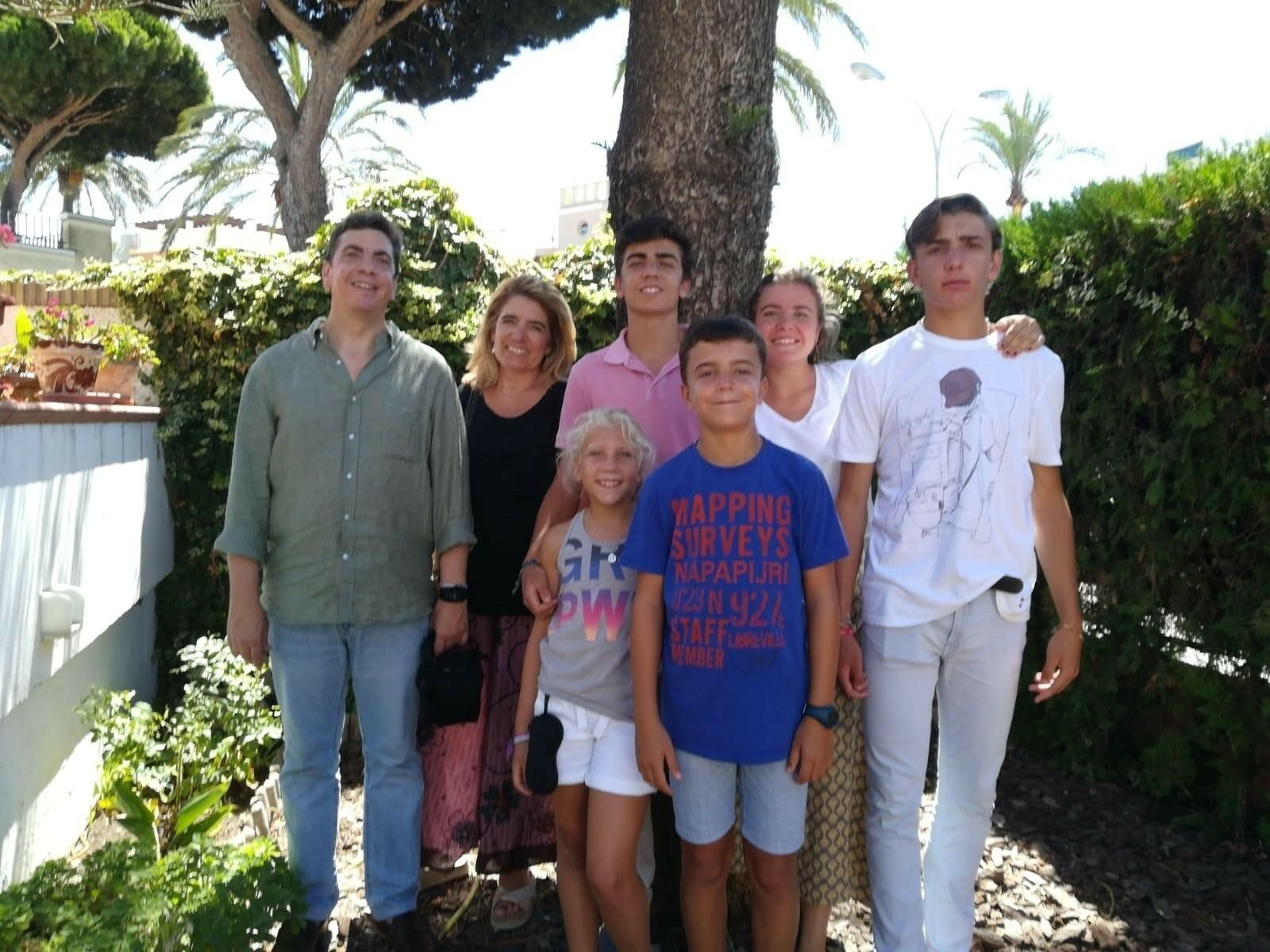 La familia de José María Ruiz y su esposa, Inma, con cinco hijos.