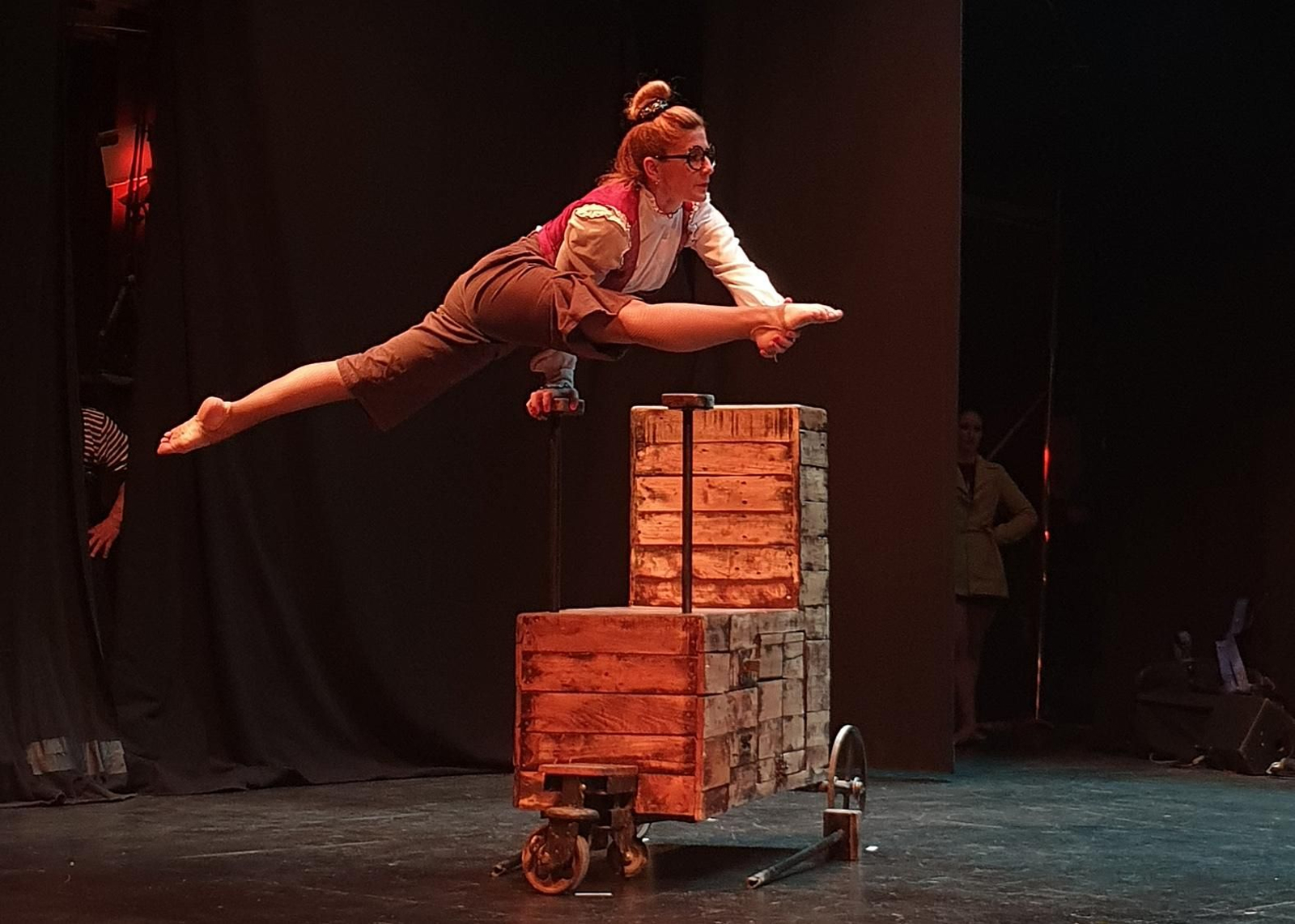 La espectacularidad es una de las características de esta compañía que provocó las carcajadas en el público que se dio cita en el Apolo.