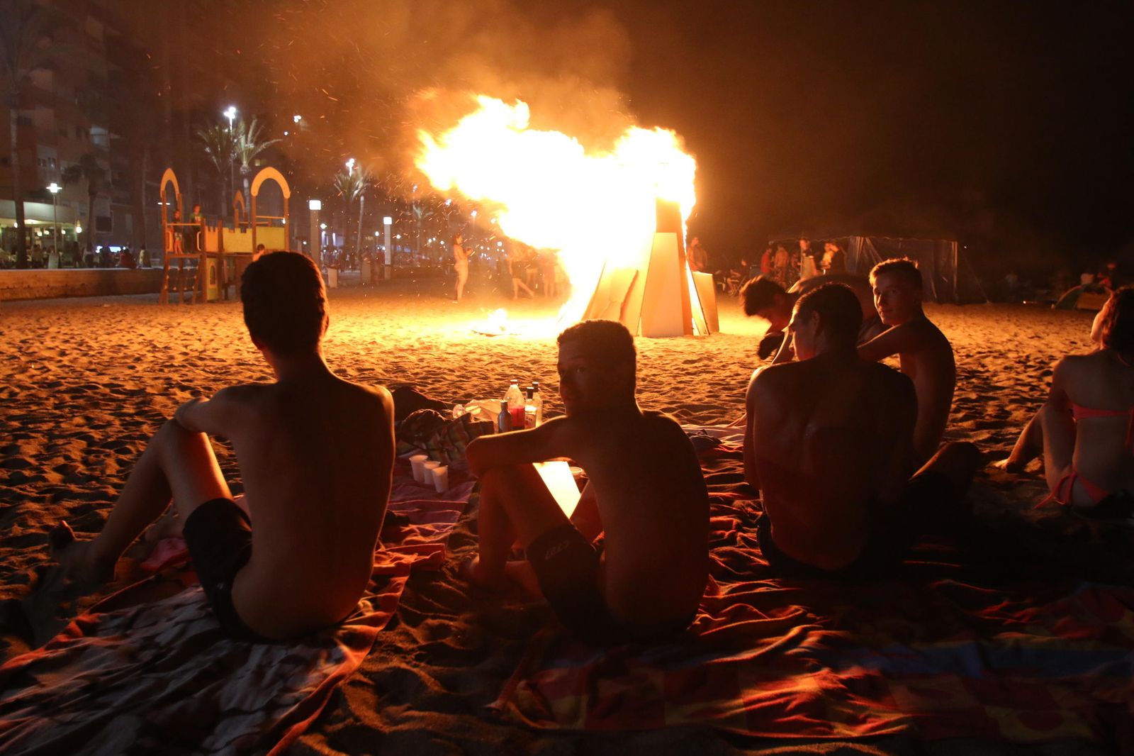 Hoguera en la playa de El Zapillo, en Almería.