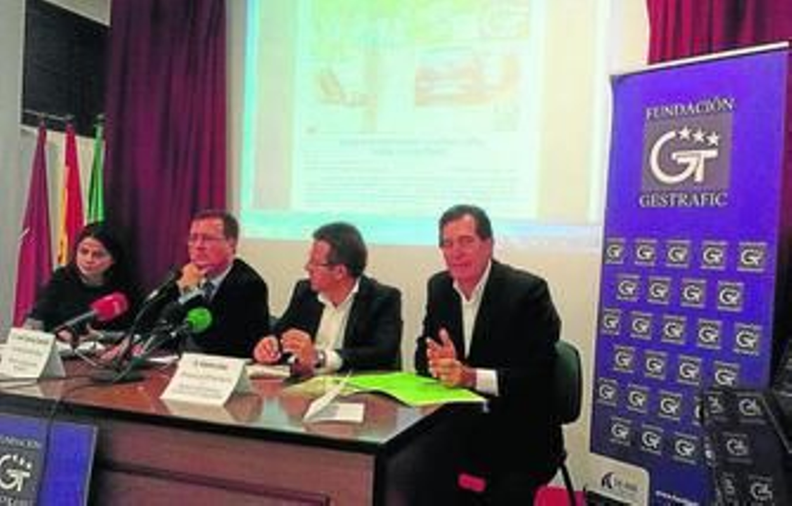 De izqda. a dcha, la moderadora, Juan Carlos Cabrera (PSOE), Alberto Díaz (PP) y Rafael Berro, en el debate.