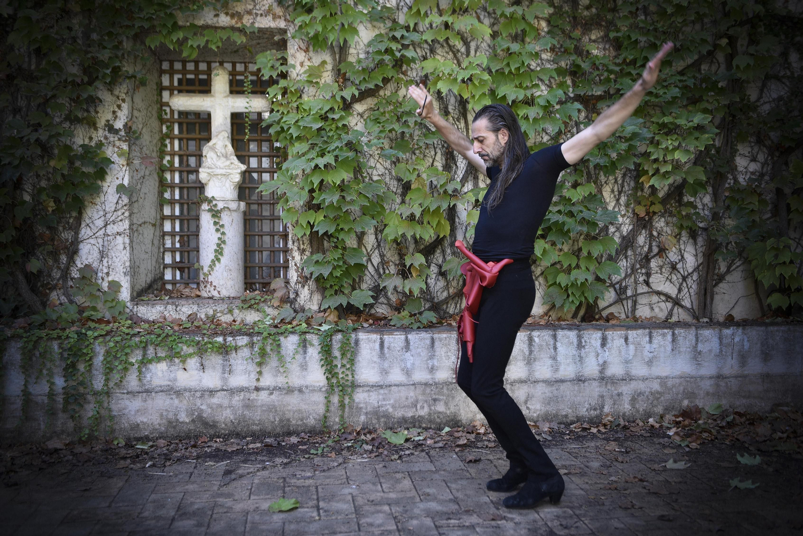 Andres Marín, junto a la Cruz de los Ladrones del CAAC.