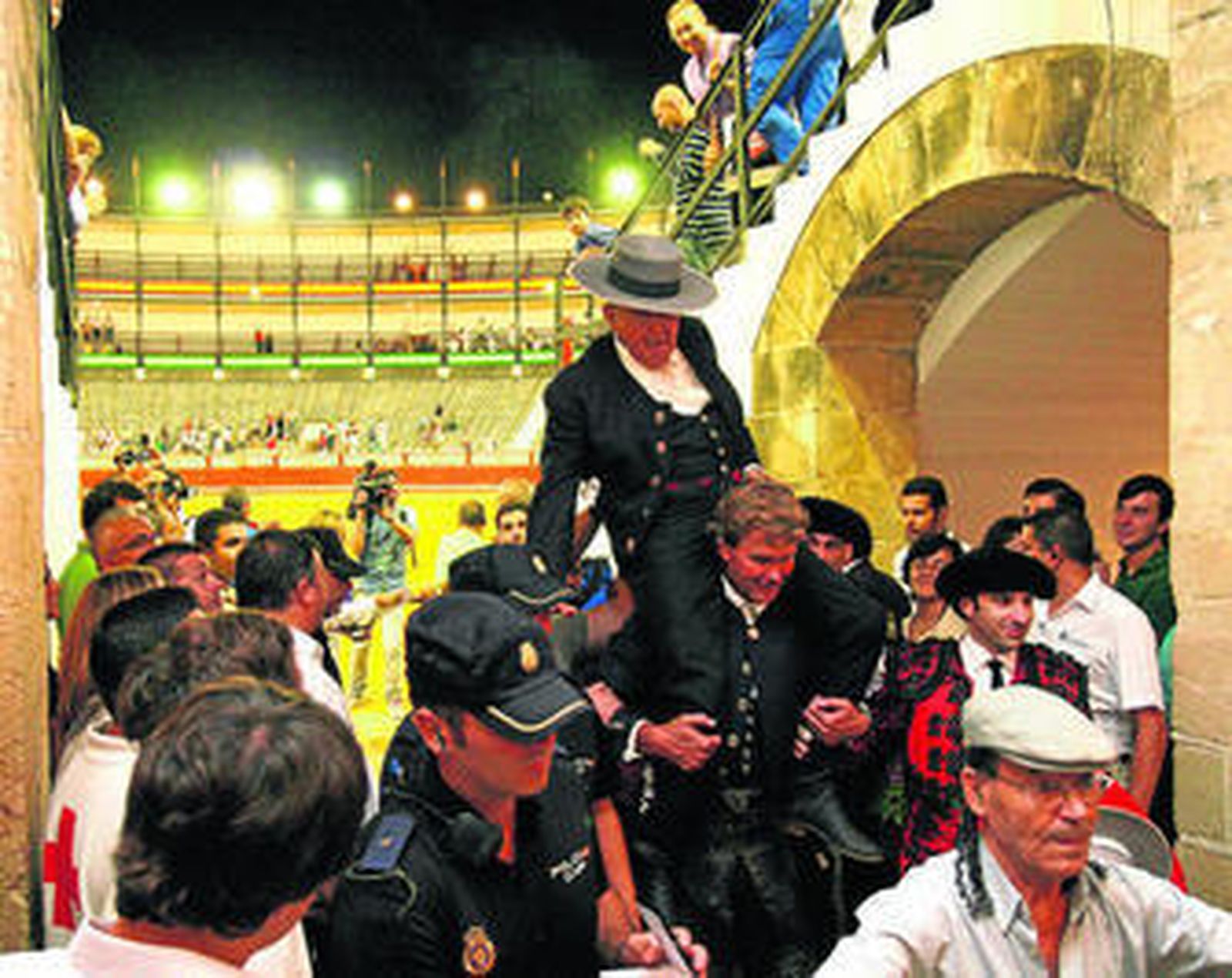 El rejoneador y ganadero Fermín Bohórquez Escribano, sacado por su hijo a hombros de la Plaza Real.