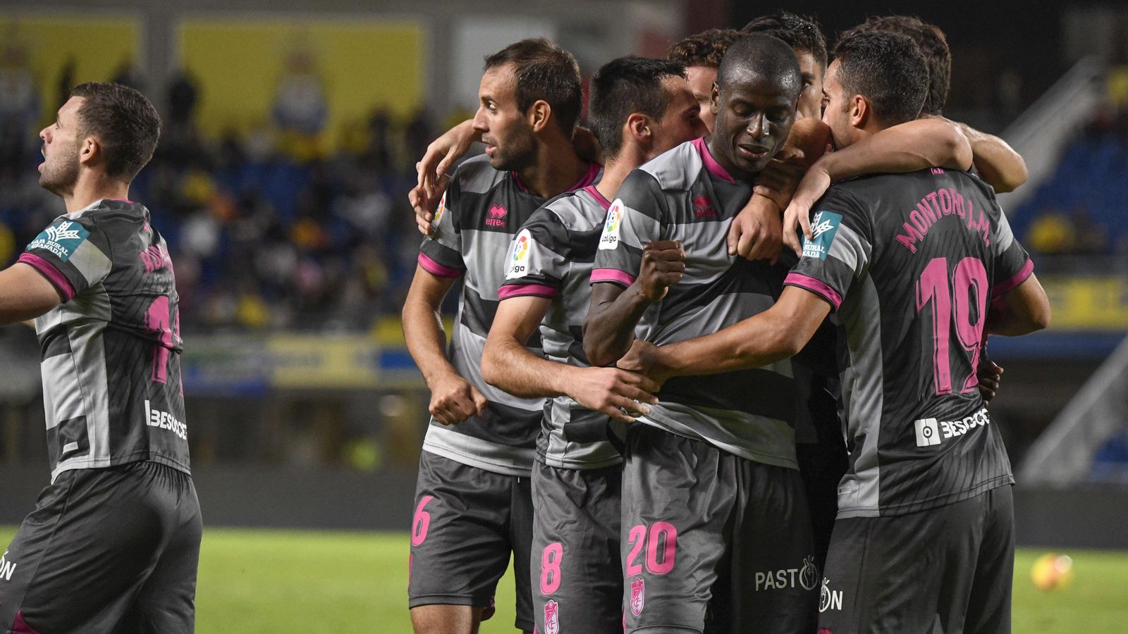 Adrián Ramos es abrazado por sus compañeros tras un gol del Granada CF en Las Palmas.