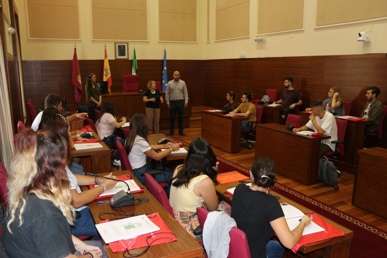 Acto de presentación del nuevo curso del PICE celebrado recientemente en el Salón de Plenos municipal.