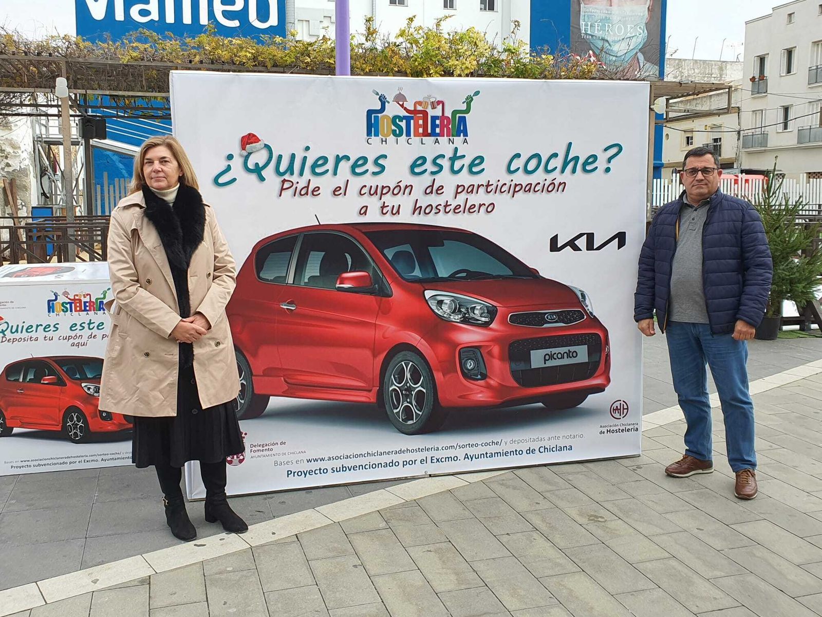 La delegada municipal de Fomento y el presidente de los hosteleros chiclaneros, durante el acto de presentación de la campaña.