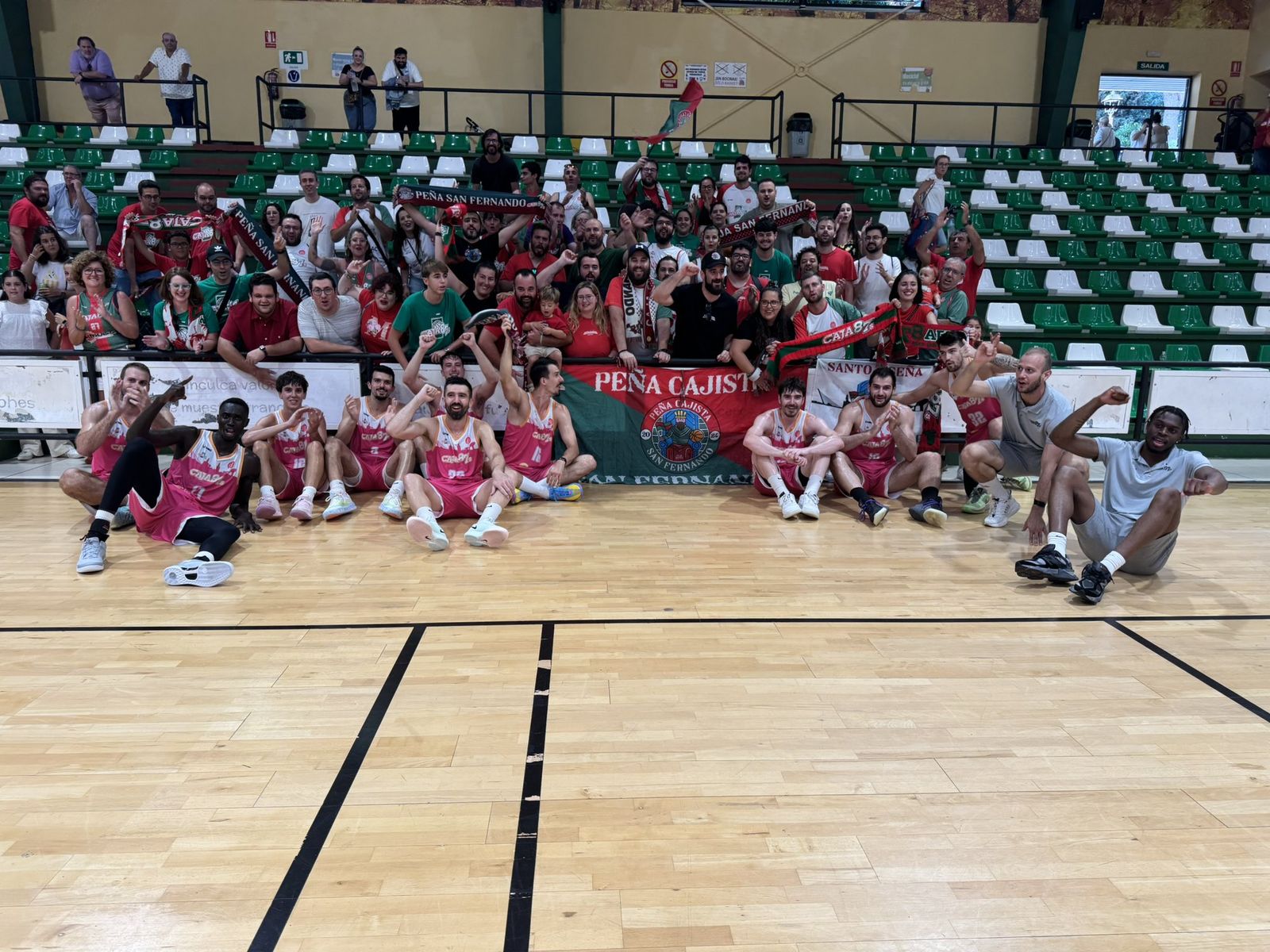 Los jugadores del Caja 87 junto a la afición desplazada en San Fernando