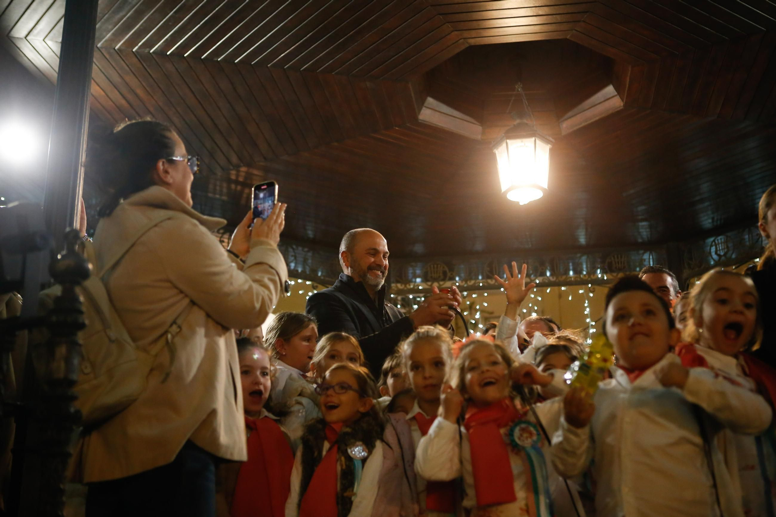 Fotos del encendido del alumbrado navideño en Los Barrios y la gran nevada artificial