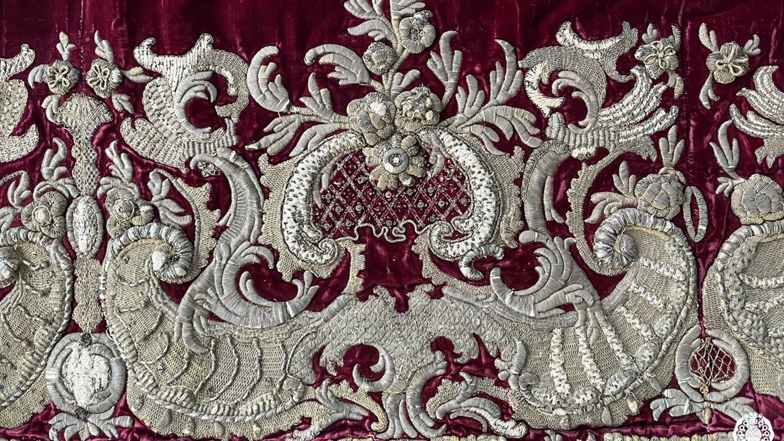 Detalle de la túnica bordada