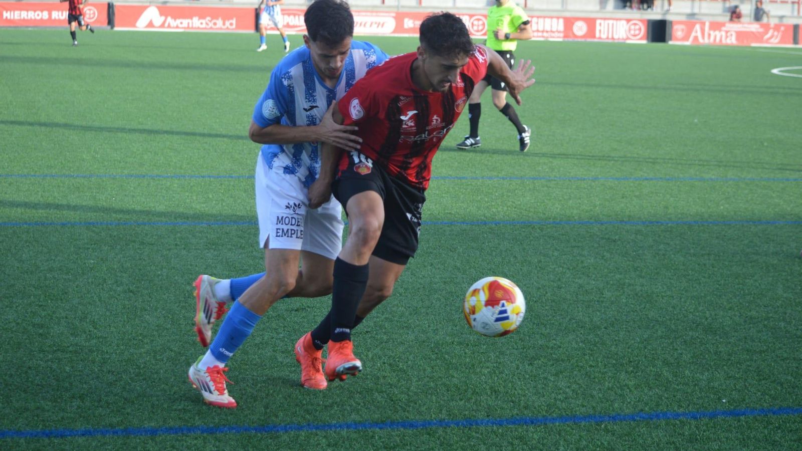 Salva Vegas es presionado por un rival.