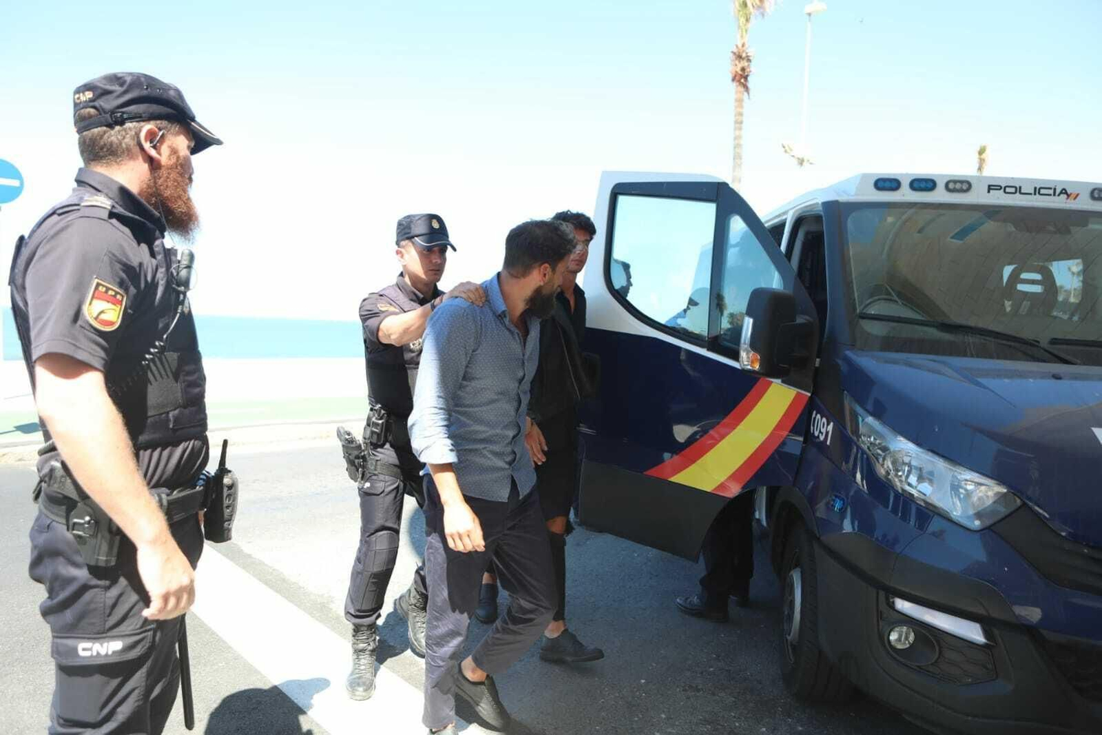 Uno de los detenidos, escoltado por la Policía Nacional. Uno de los detenidos, escoltado por la Policía Nacional.