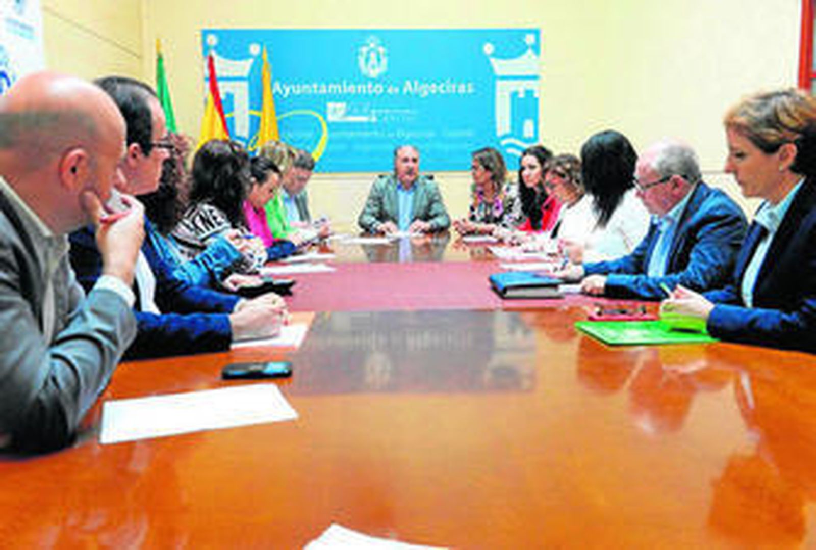 Un instante de la comisión celebrada ayer que aprobó el reconocimiento a Diego Castañeda.