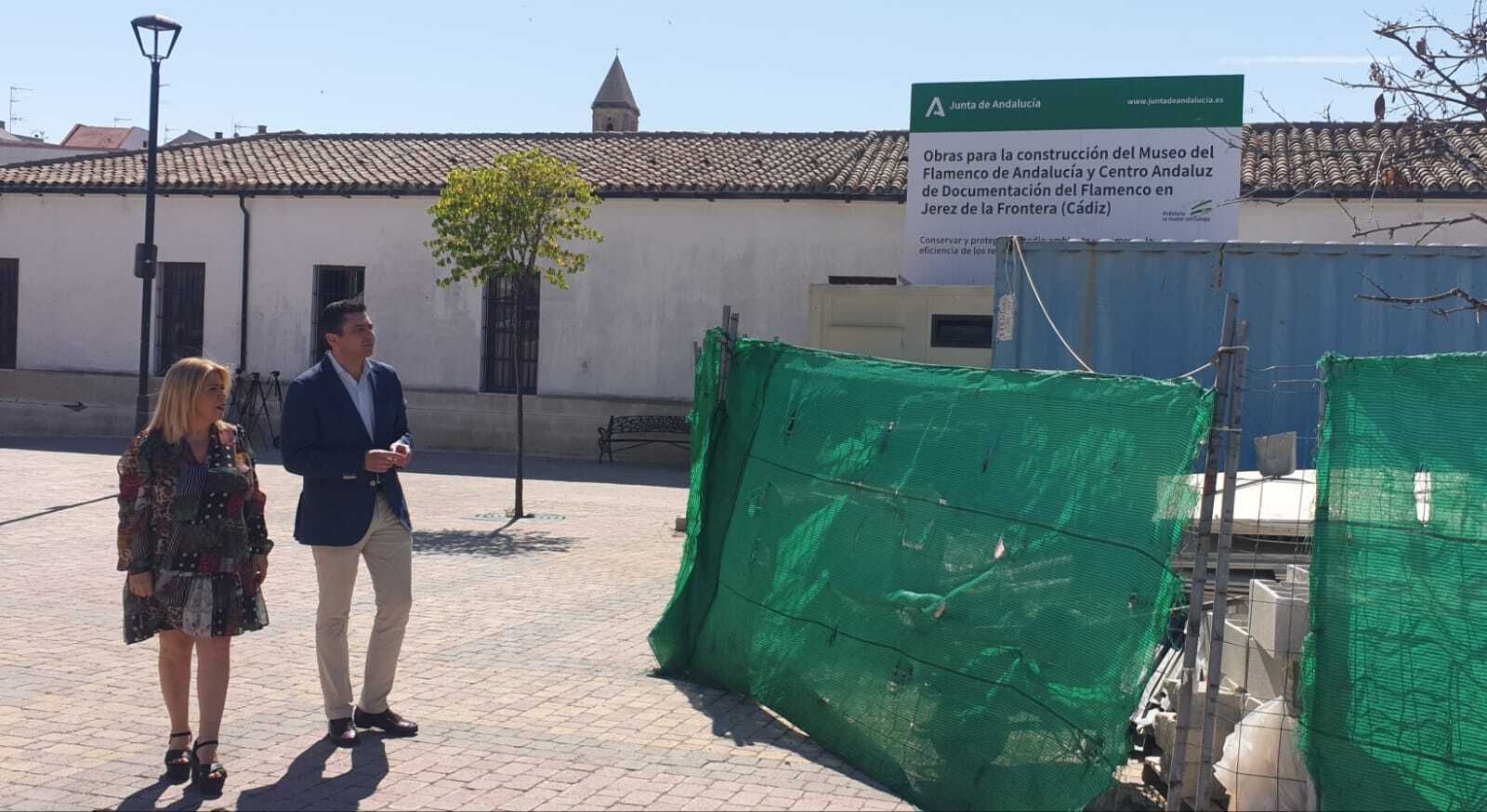 Mamén Sánchez y Rafael Márquez, junto a las obras del Museo.