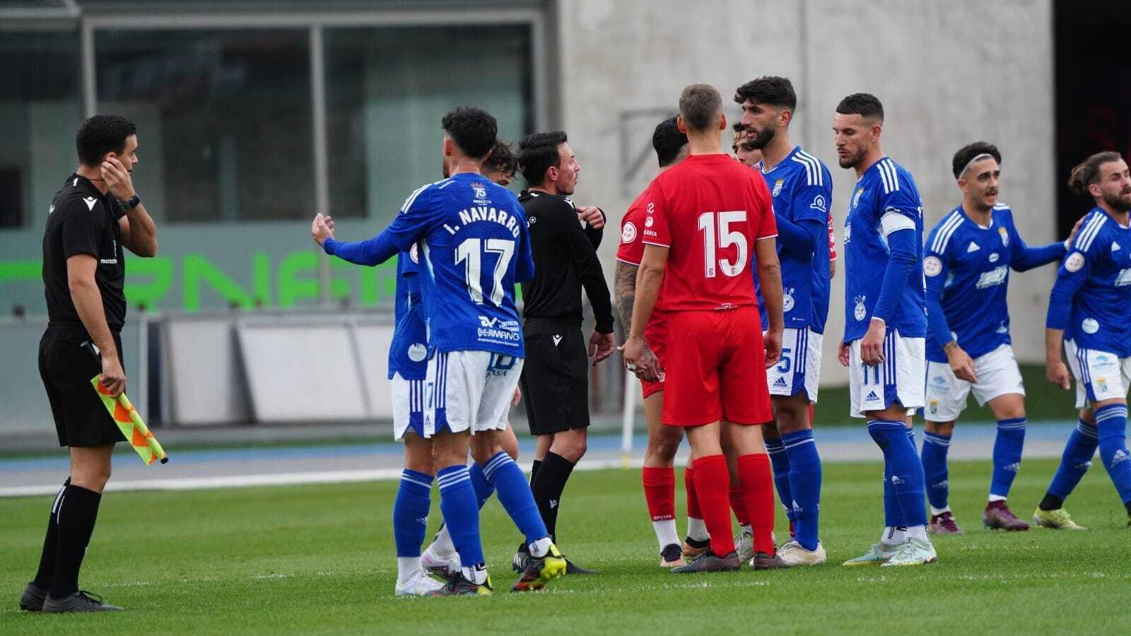 Tejada Gutiérrez explica a Kevin que cargó con el hombro a un rival en la jugada del penalti que no pitó.