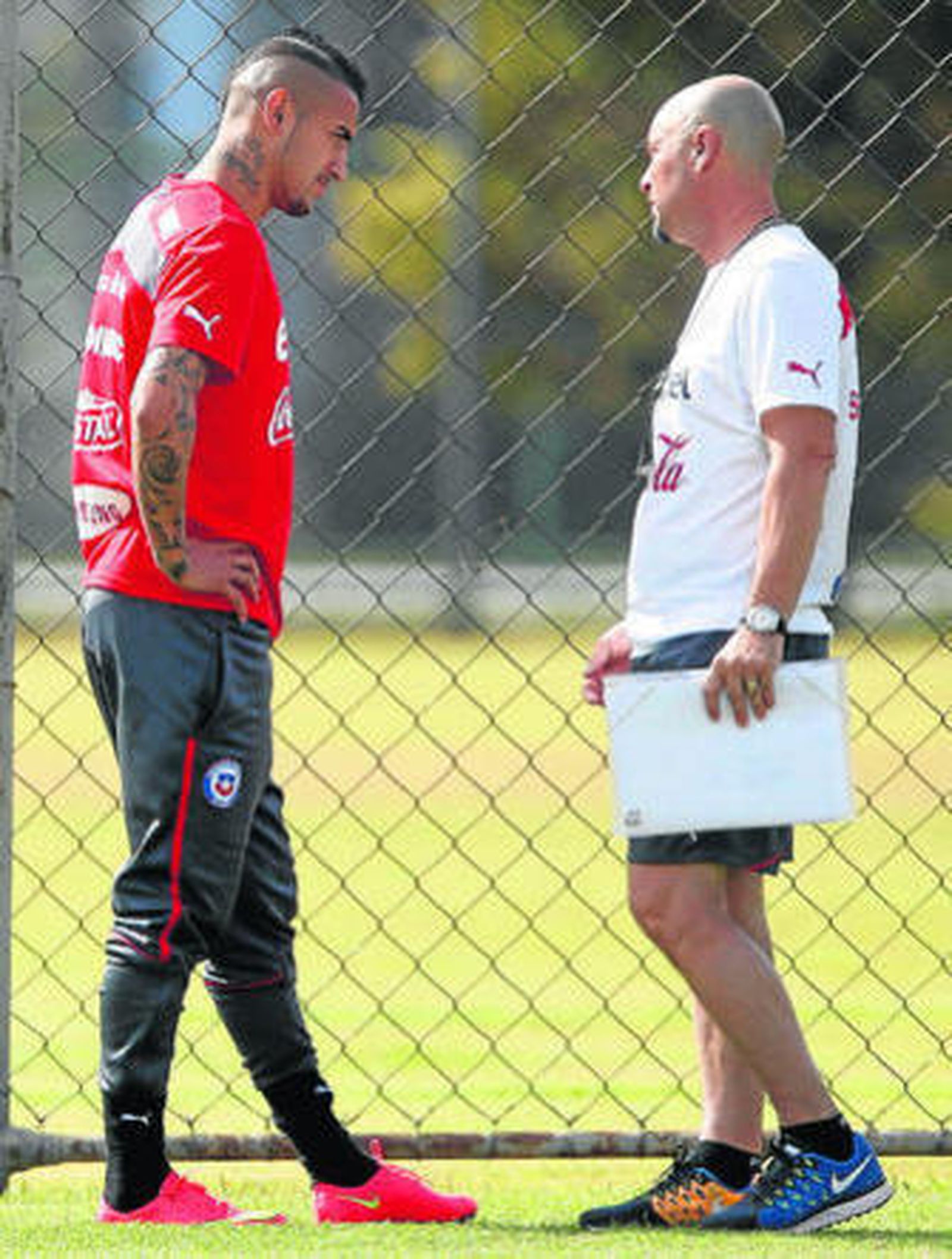 Arturo Vidal conversa con uno de los miembros del cuerpo técnico de Sampaoli en Belo Horizonte.