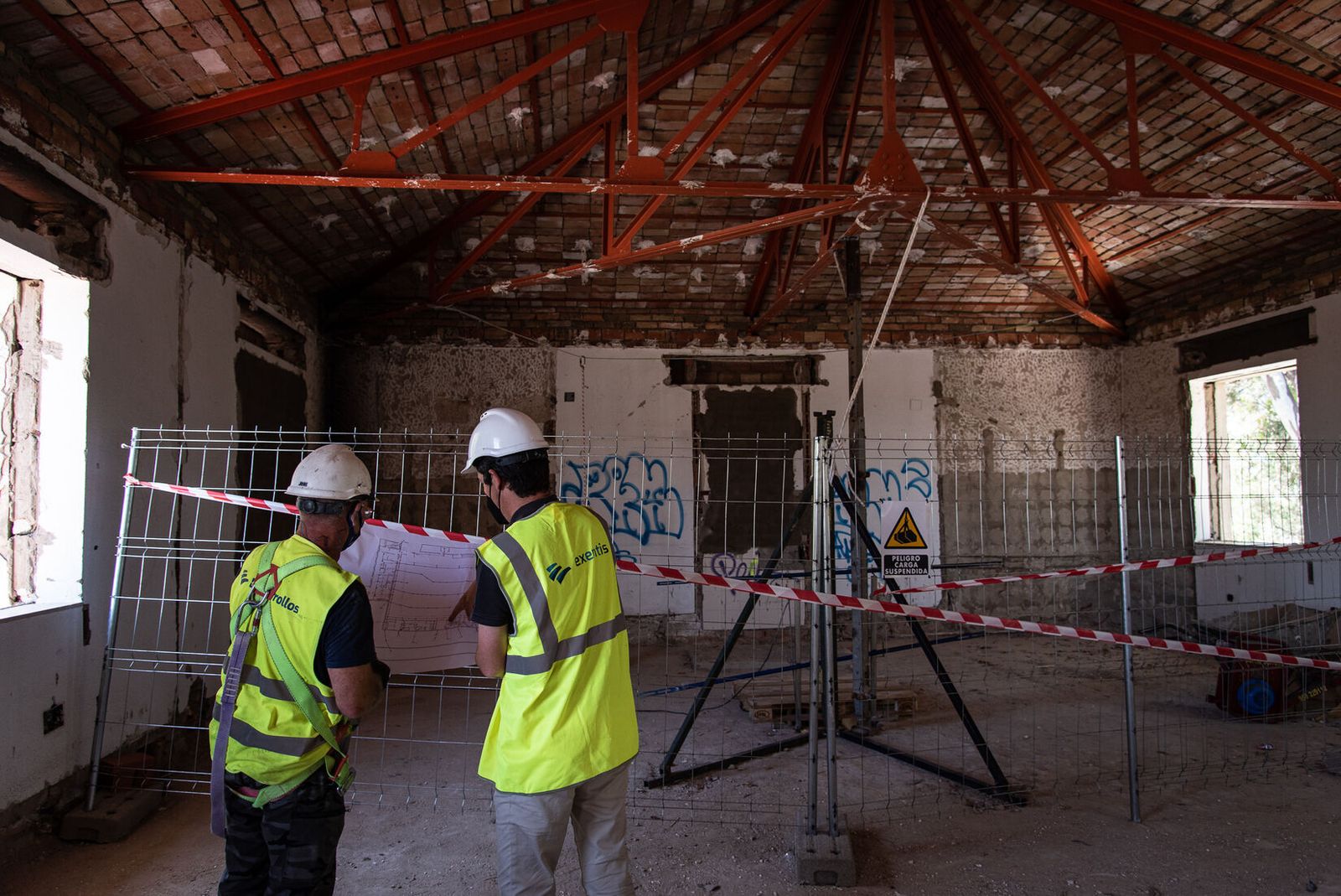 Obreros en el interior del Colegio Mayor San Pablo.