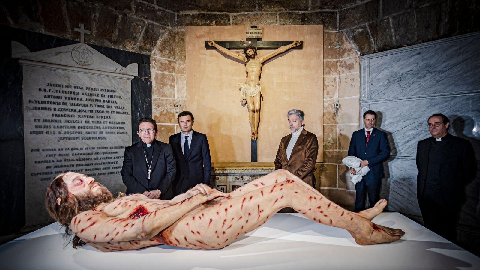Imágenes de 'The Mistery Man', la impactante exposición en la Catedral de Cádiz con un Cristo hiperrealista