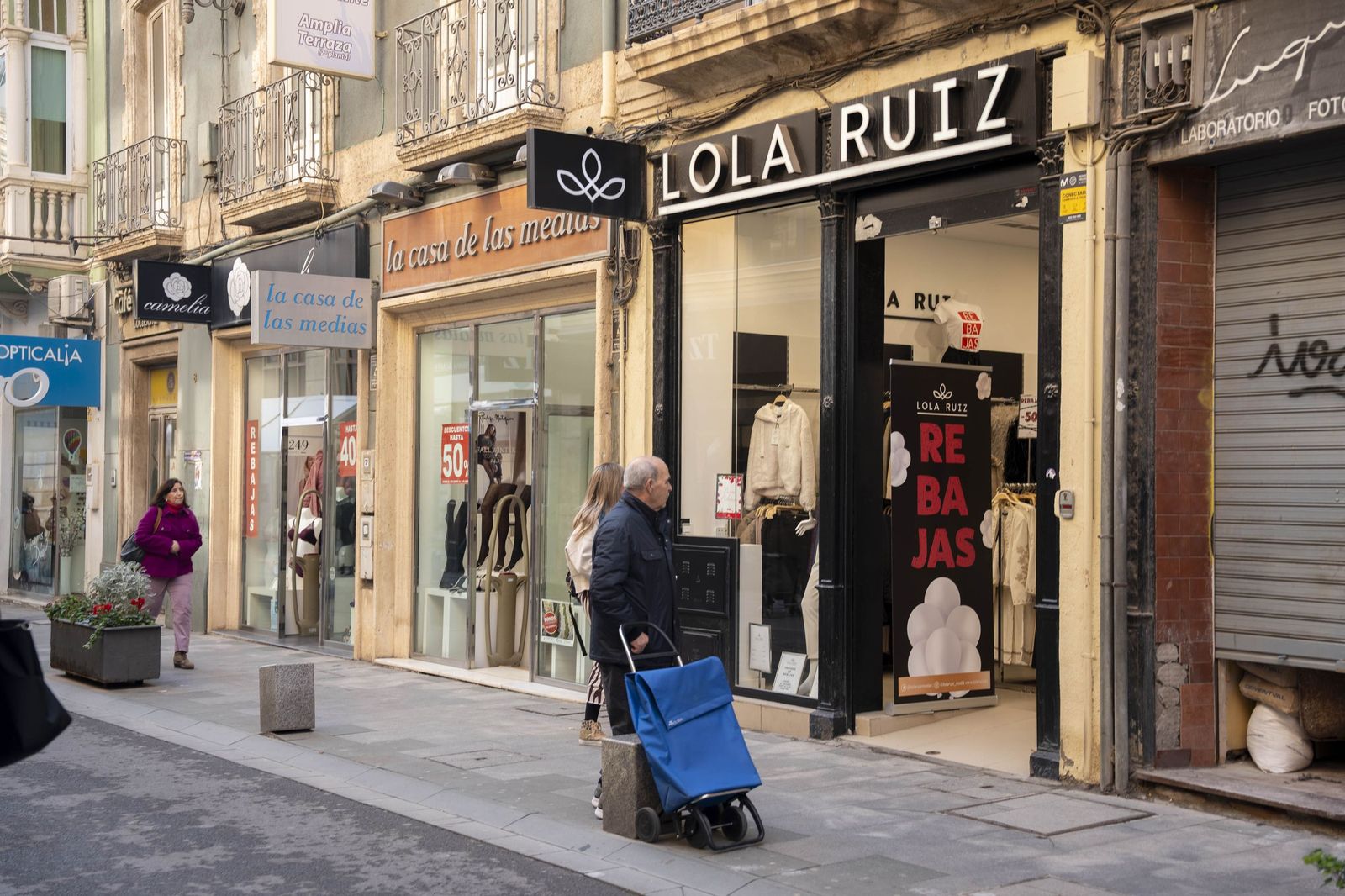 El comienzo de la campaña de rebajas en Almería, en imágenes