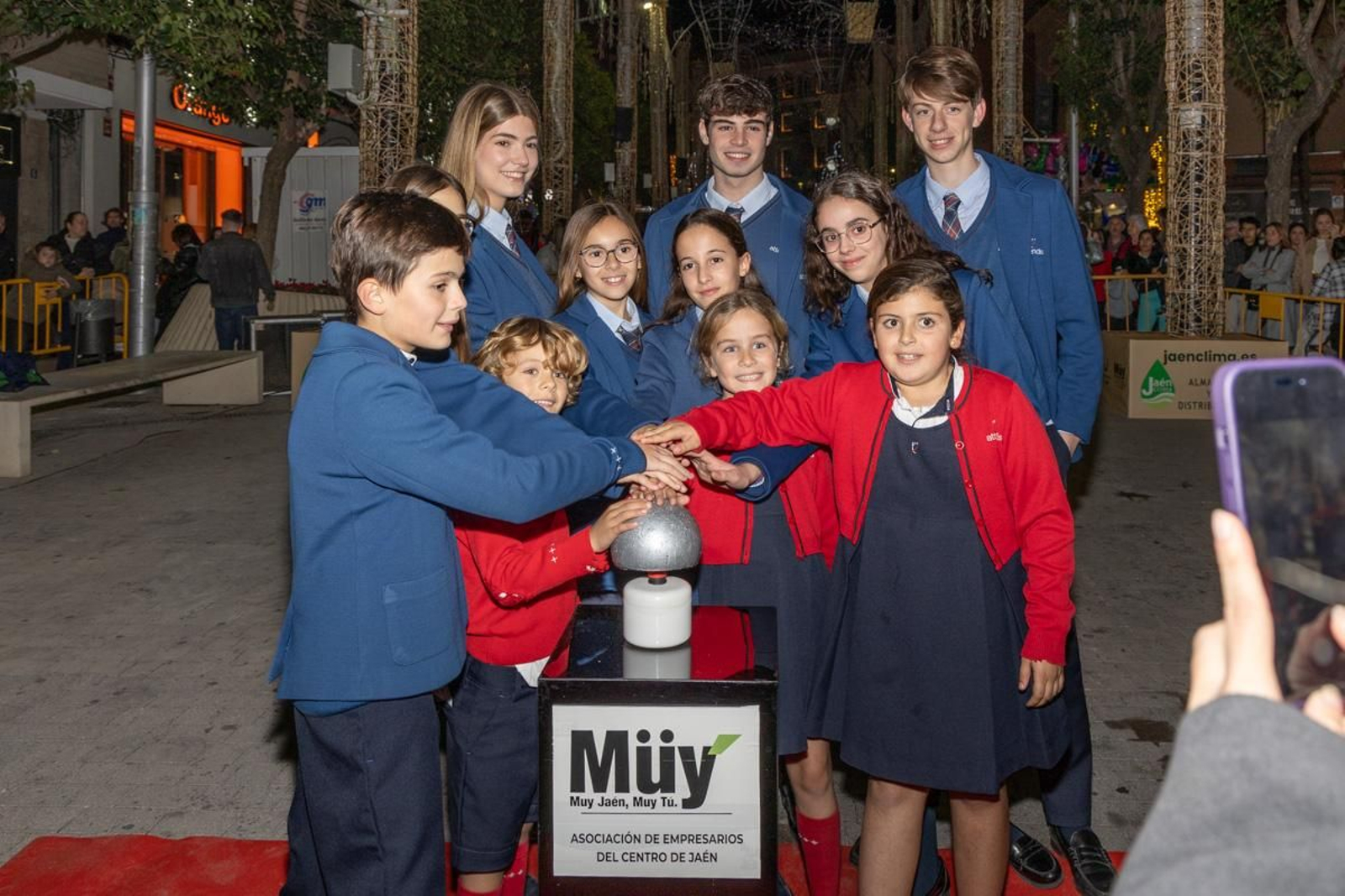 Jaén enciende su Navidad con sus habitantes echados a la calle