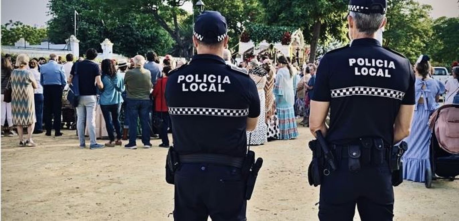 Dos agentes uniformados de la Policía Local.