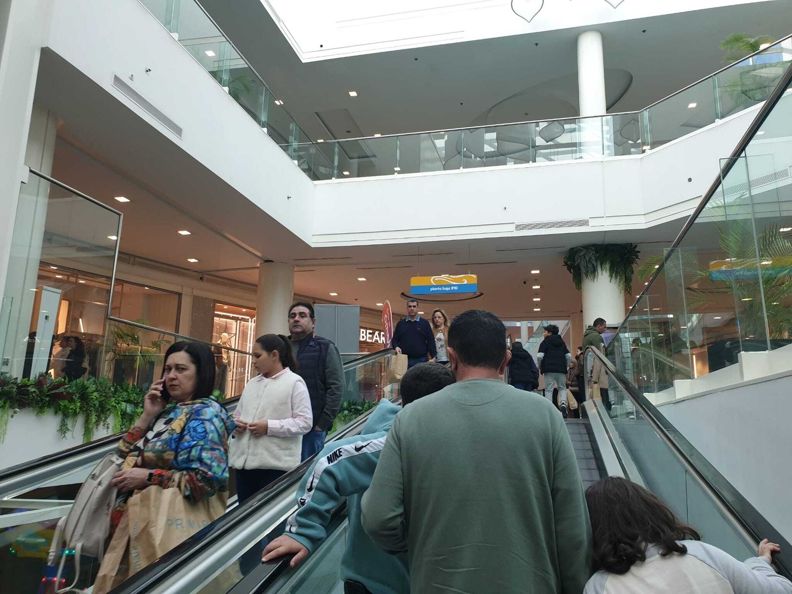 Clientes llenan el centro comercial Puerta Europa de Algeciras, este domingo.