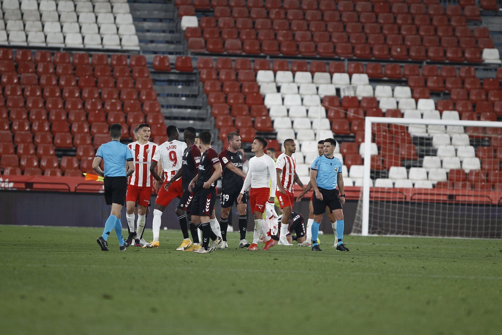 Sadiq y Brian entrecruzan descalificativos al término del encuentro