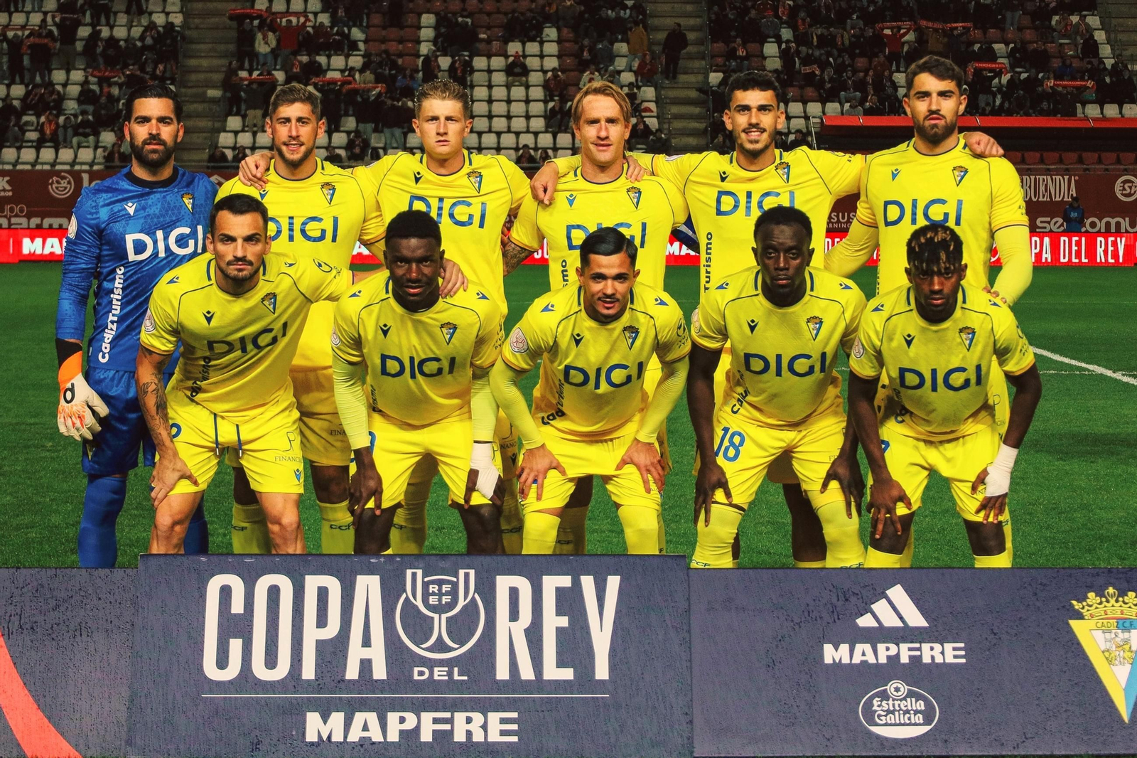 Formación de los amarillos en el Enrique Roca.