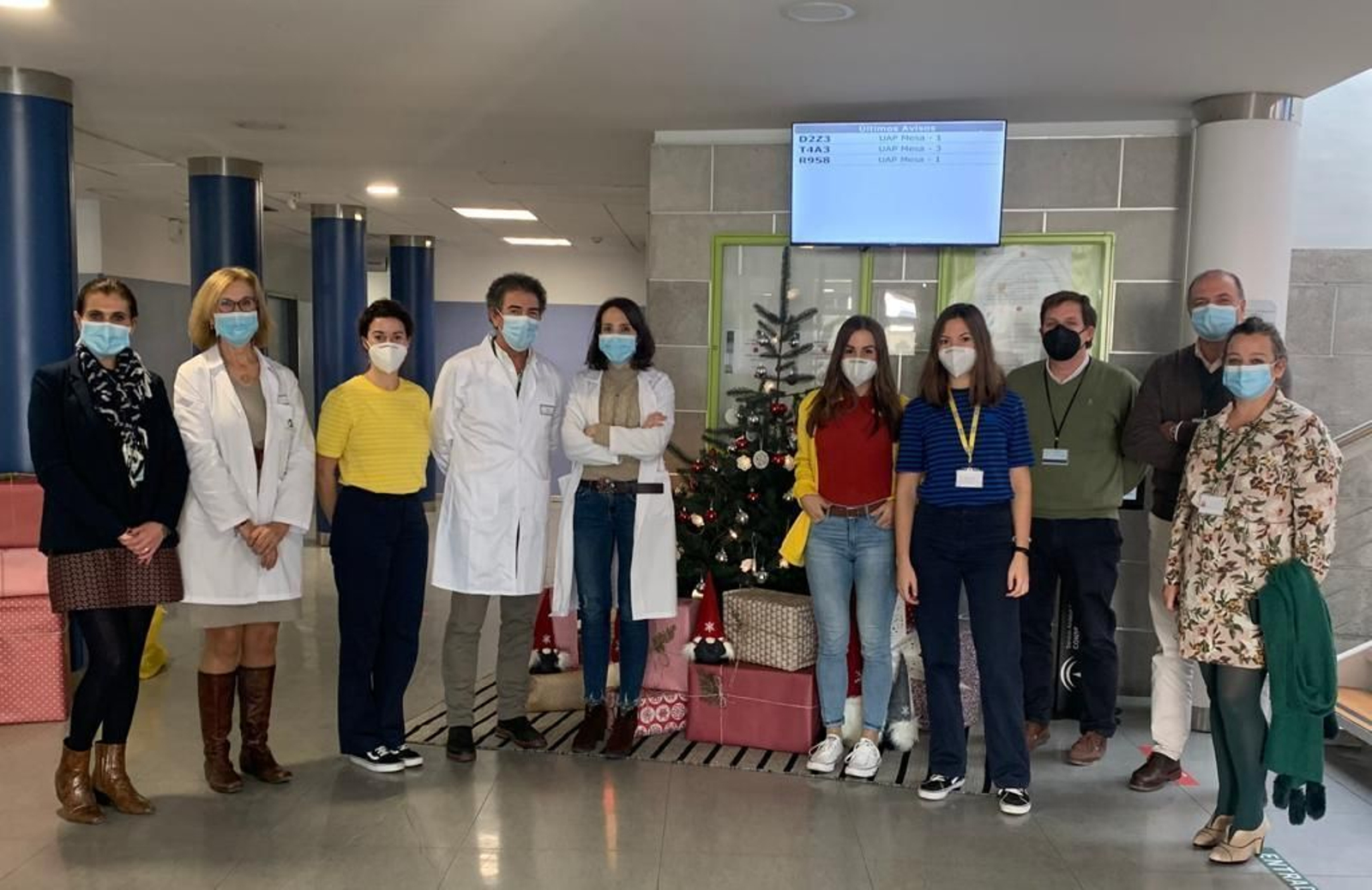 Responsables del hospital y de Ikea posan delante de uno de los árboles.