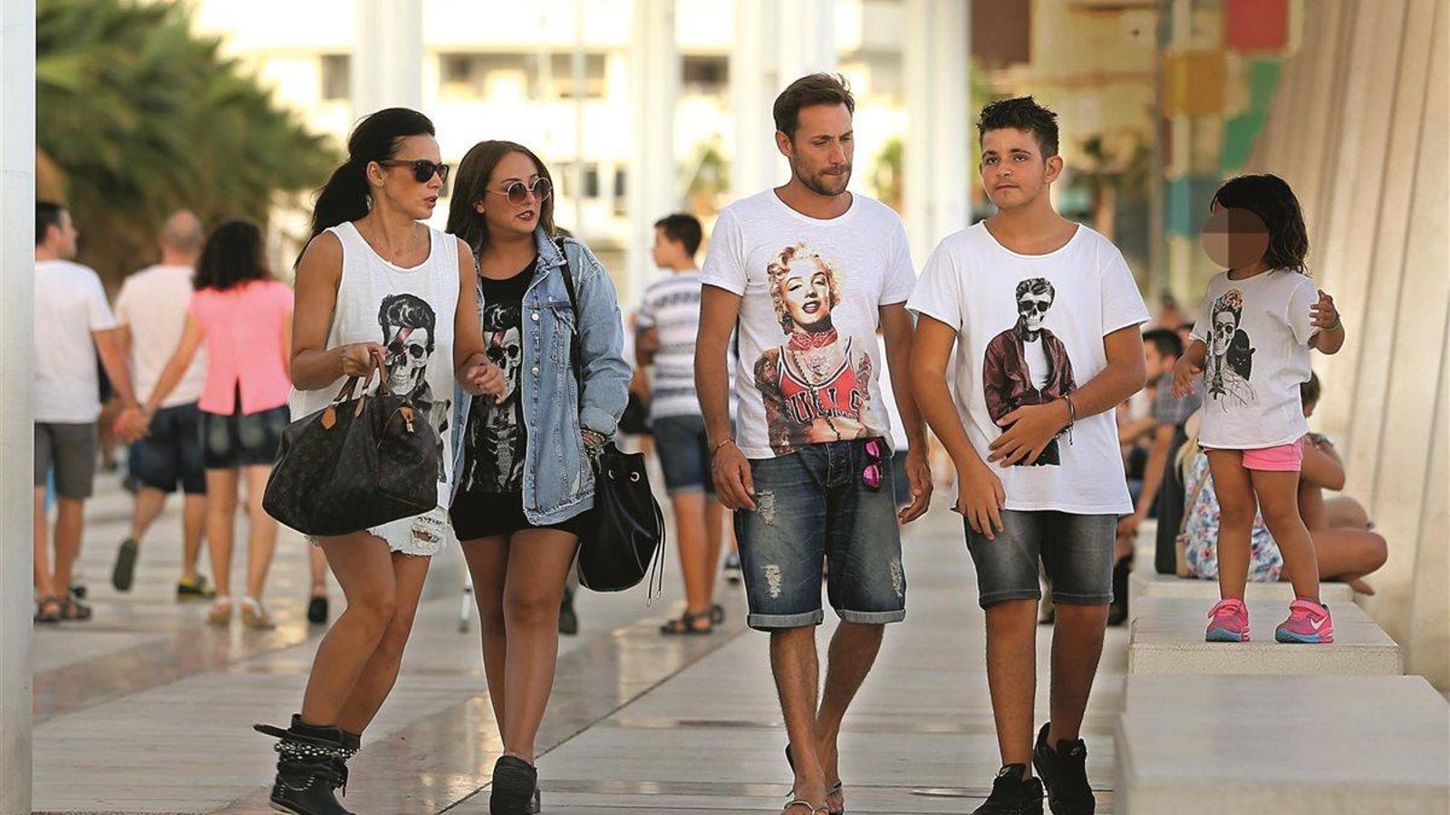Antonio David y Olga, con los dos hijos de él.