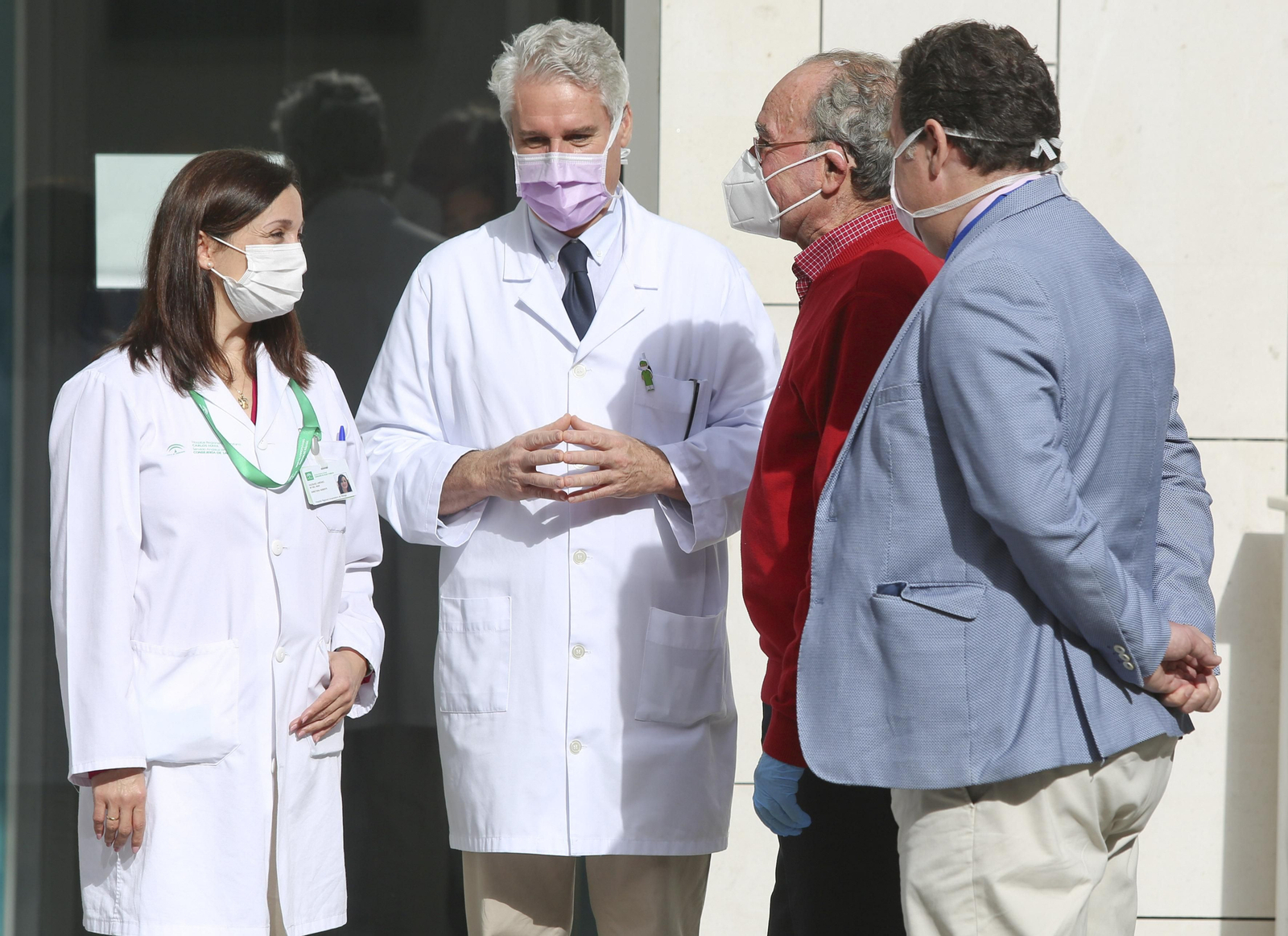 Las fotos del alcalde de Málaga a la salida del hospital junto al equipo médico