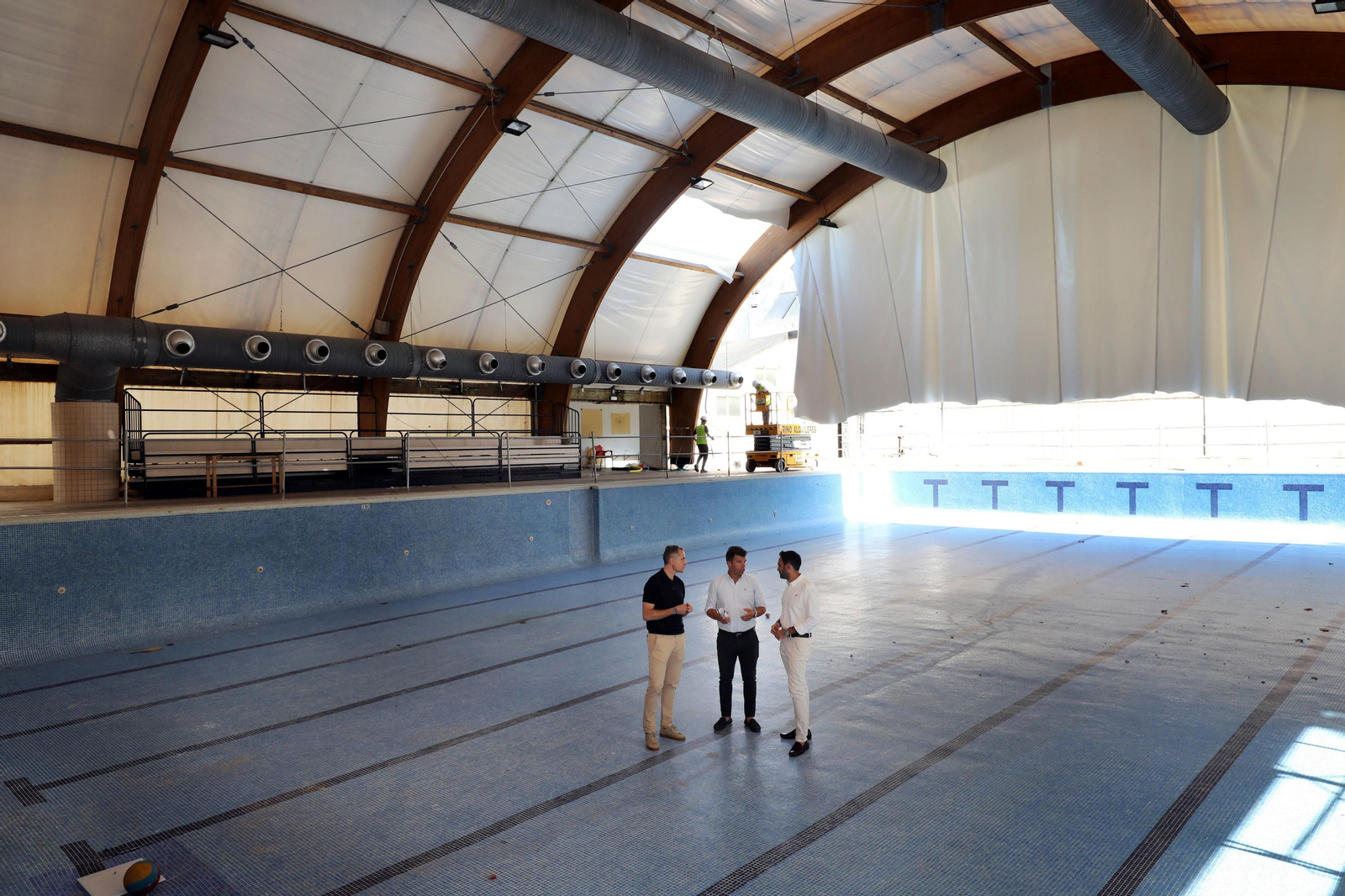 La visita institucional al incio de los trabajos en el equipamiento deportivo.