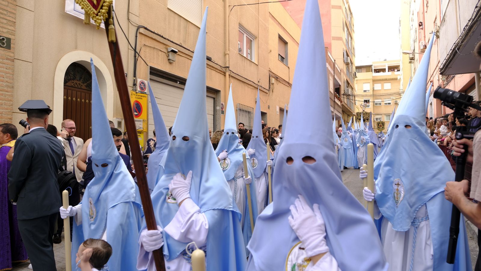 La Procesión de Los Ángeles de sobrepuso a la lluvia, en imágenes