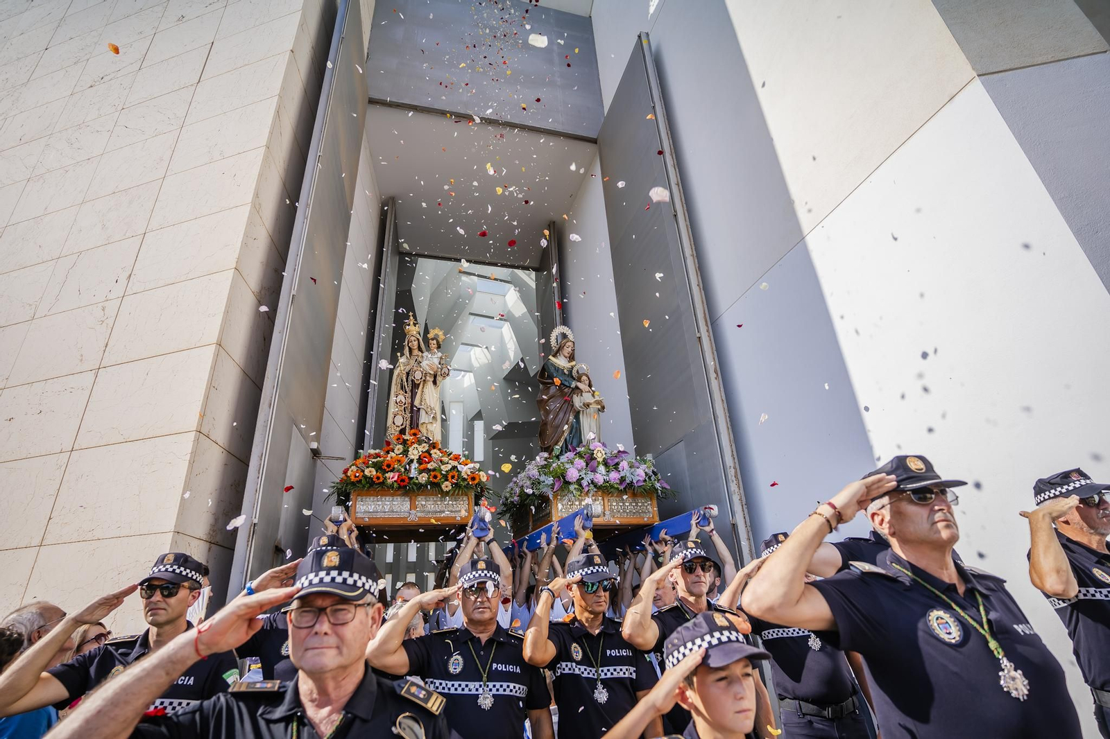 La procesión de la Virgen del Carmen y Santa Ana pone el broche final a las fiestas del Puerto de Roquetas