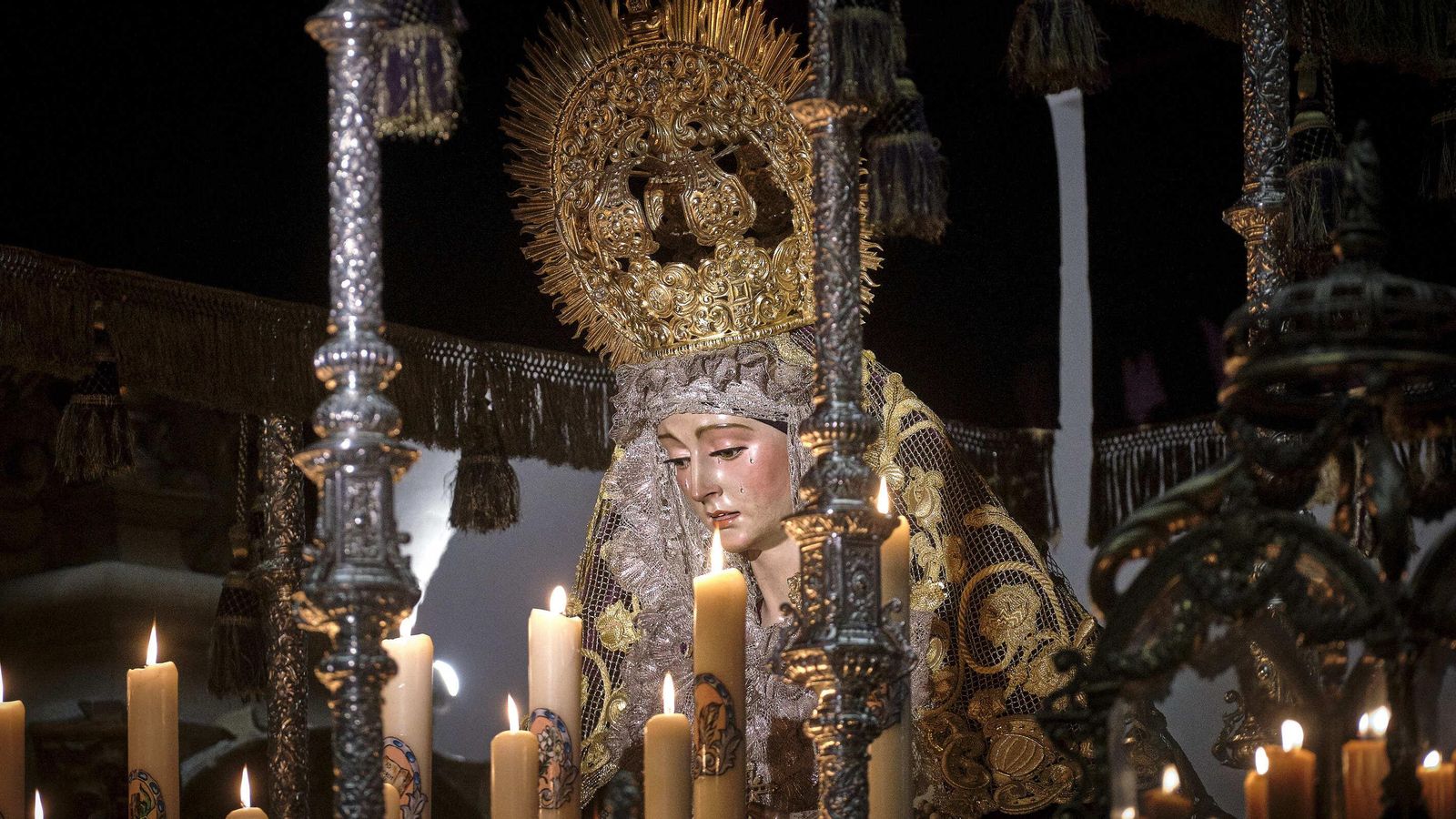 María Santísima de las Lágrimas, en el interior de la iglesia de Santiago.