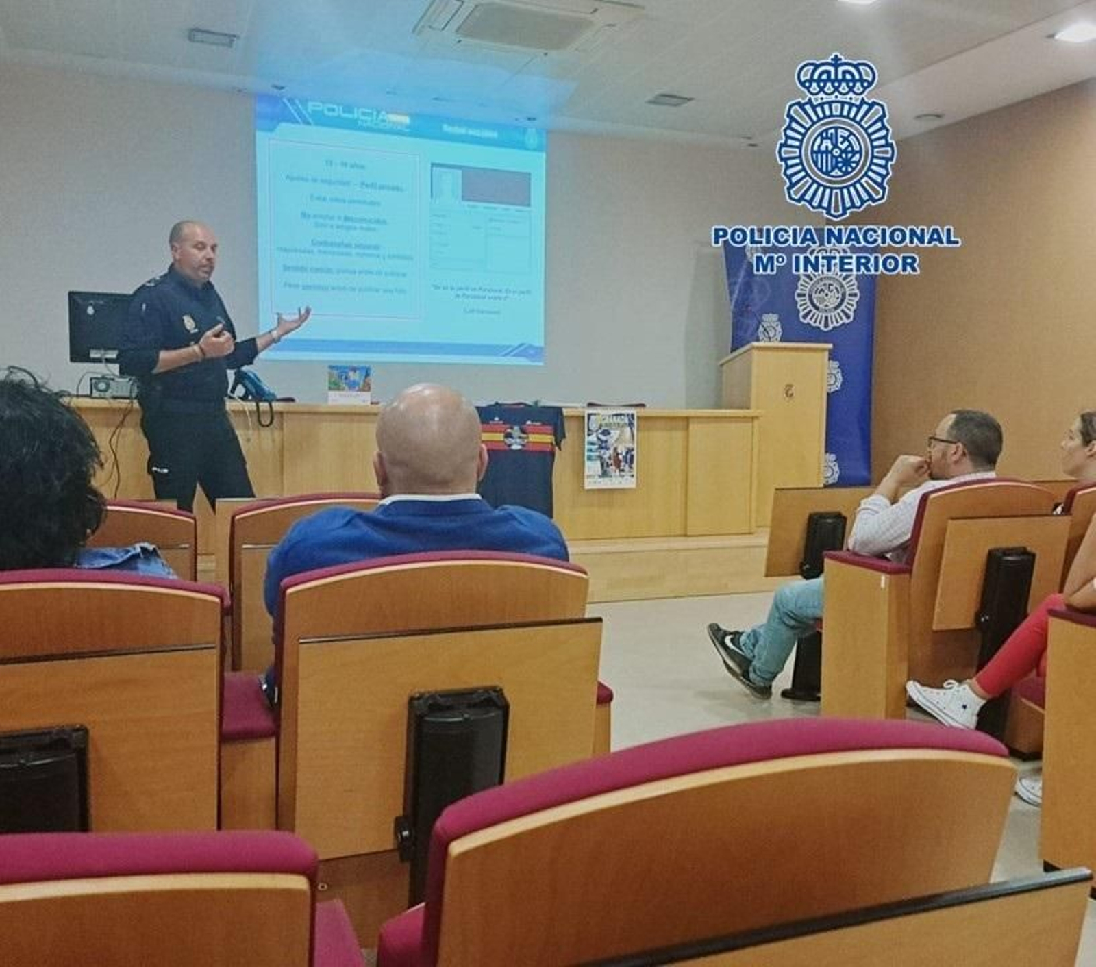 Charla de un agente a padres y madres de alumnos