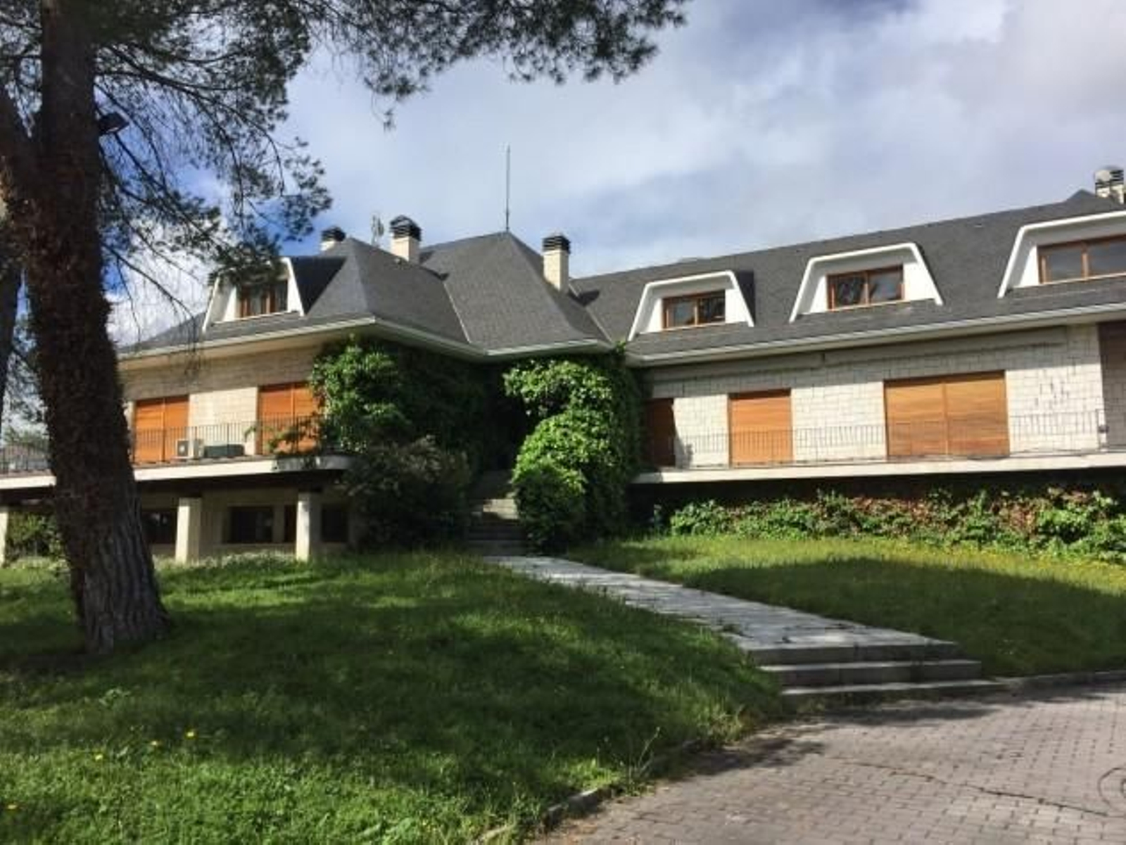 La mansión de Somosaguas, mitad residencia, mitad oficinas, está a la venta.