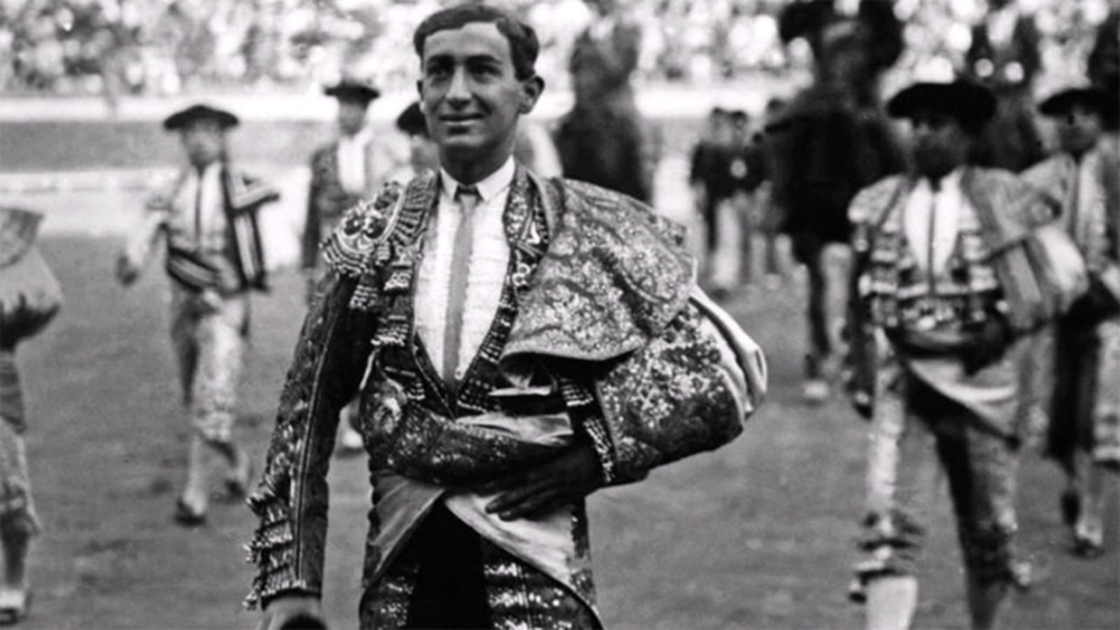 Joselito el Gallo hace el paseíllo la tarde de su debut en la plaza de toros de Valencia.
