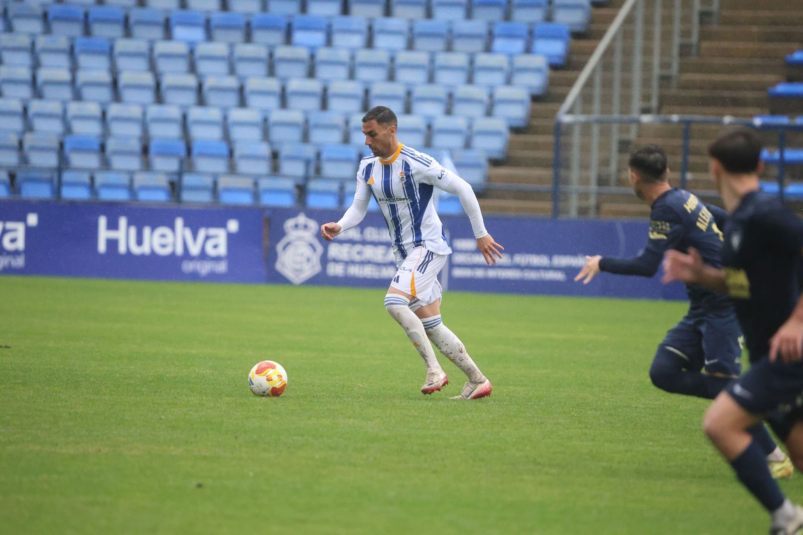 Bonaque conduce el balón durante el partido con UCAM Murcia.