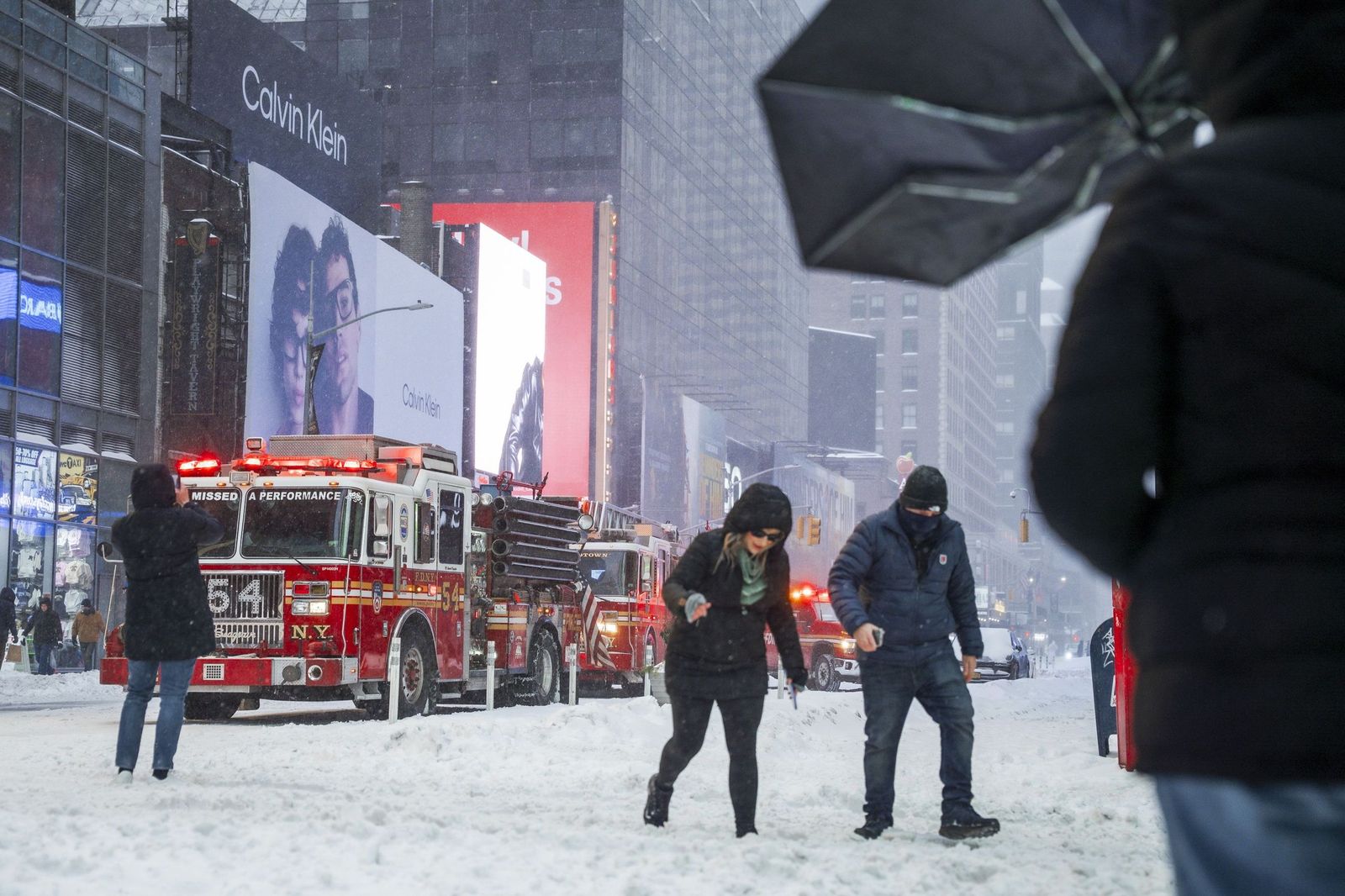 Las gélidas y blancas imágenes que deja la tormenta monstruosa en los EEUU