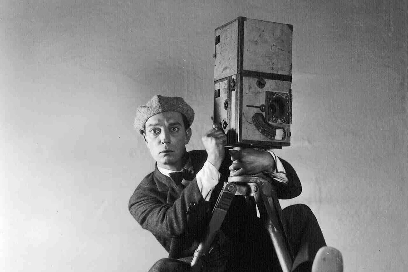 Buster Keaton en una imagen de 'El cameraman' (1928).