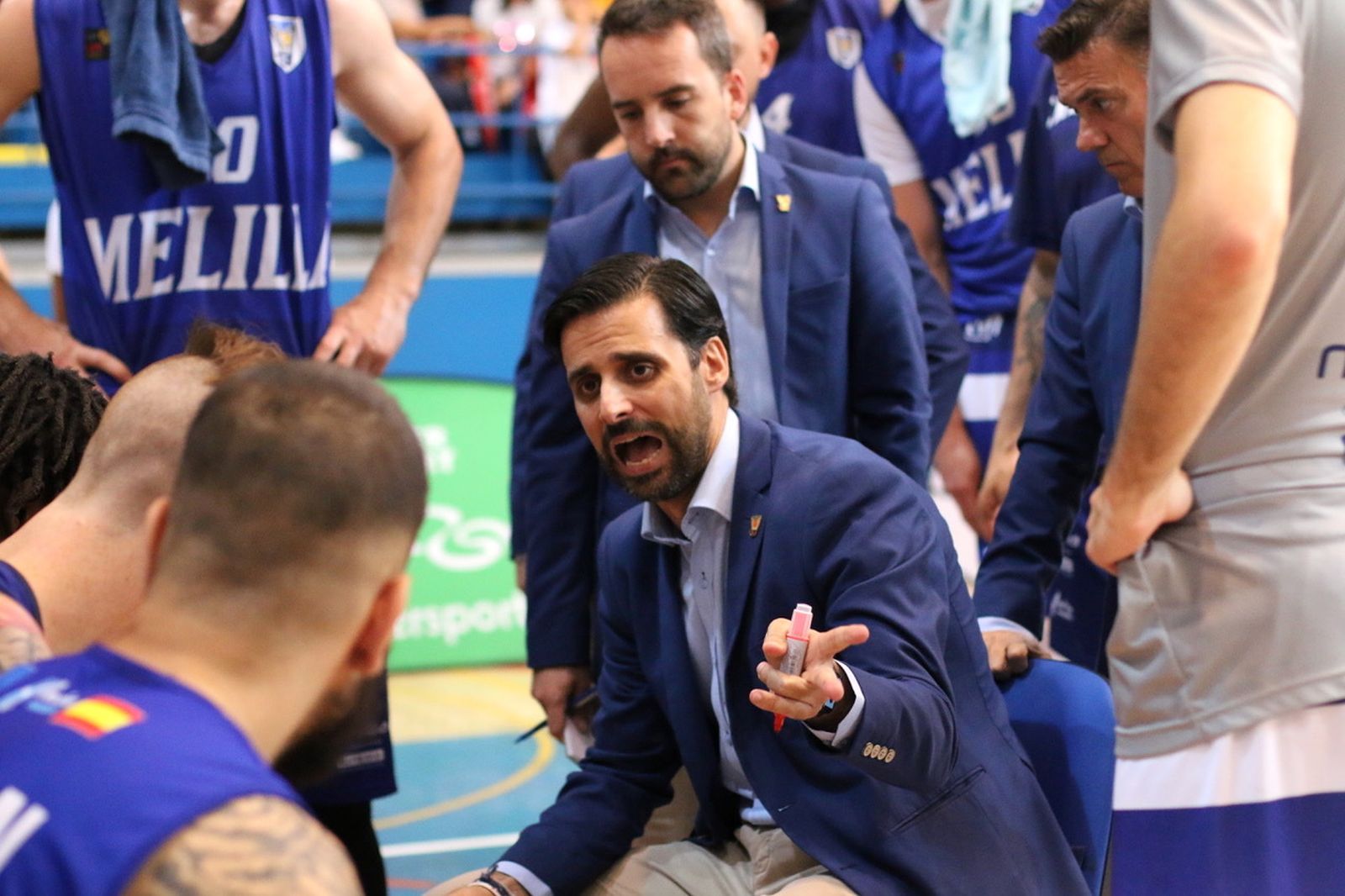 Alejandro Alcoba da instrucciones a sus jugadores durante el play off ante el Manresa.