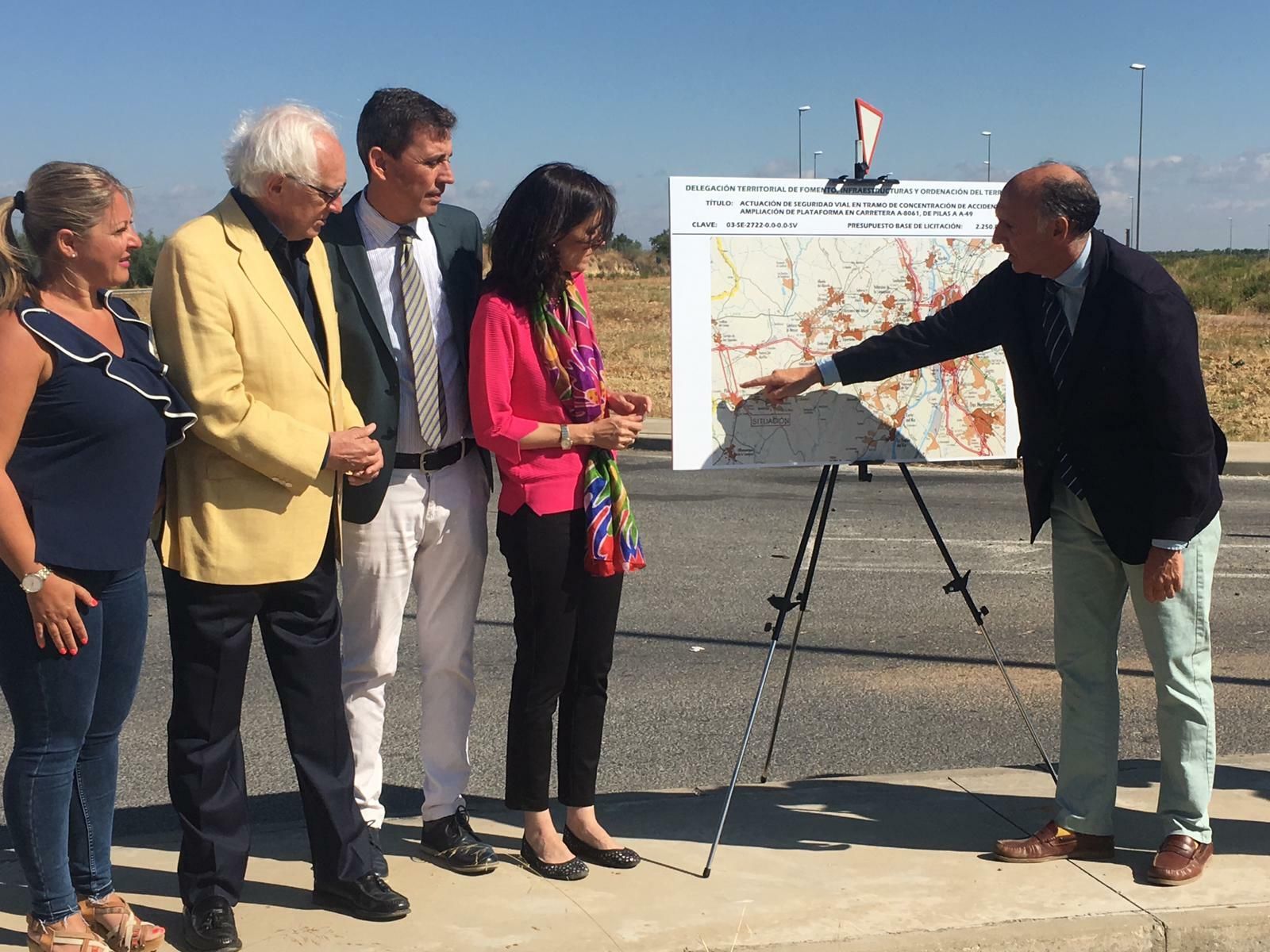 Responsables de la Junta y el alcalde reciben una explicación in situ de la actuación prevista.