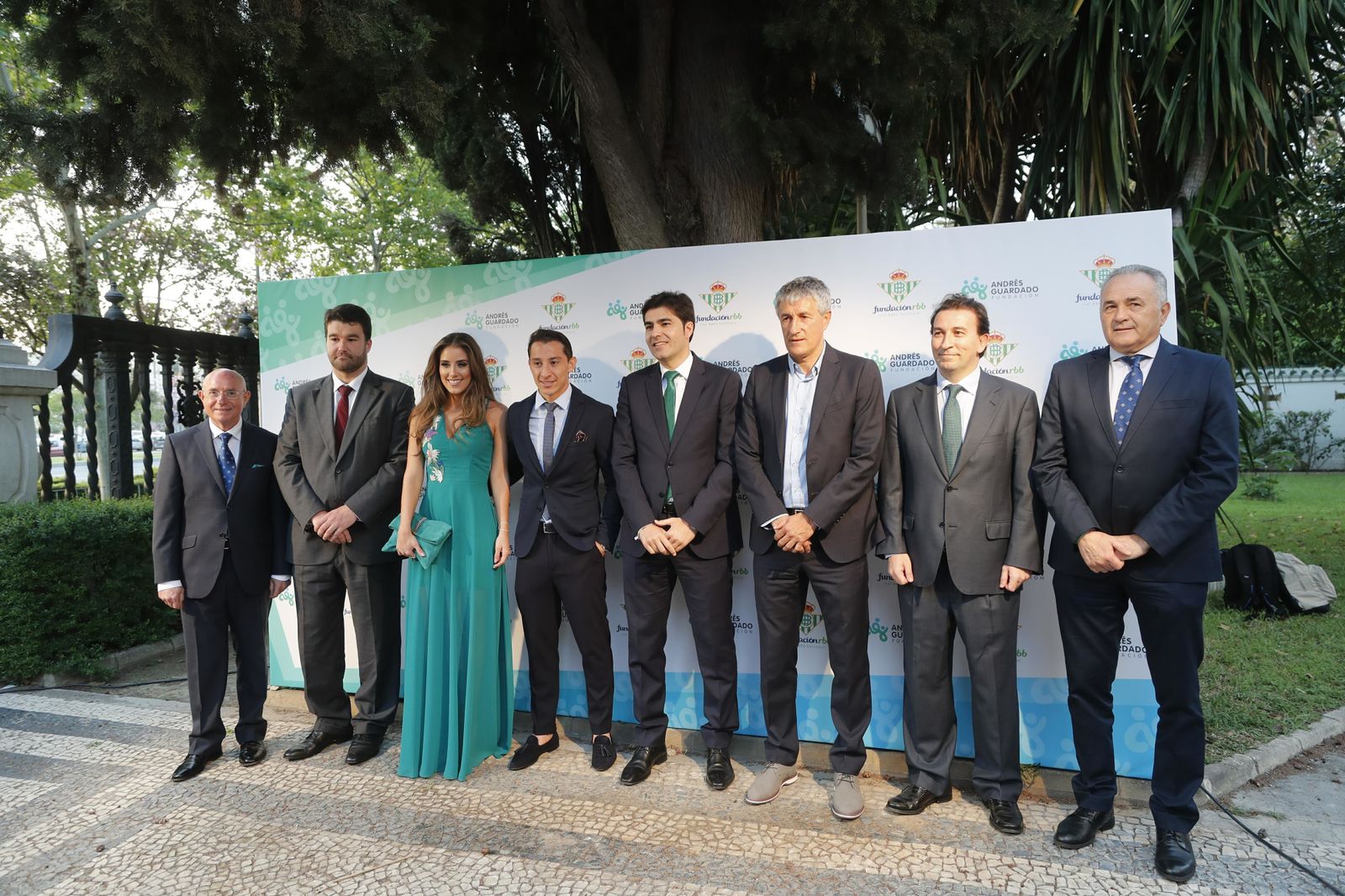 Andrés Guardado y su esposa posan junto a los dirigentes béticos y el entrenador.