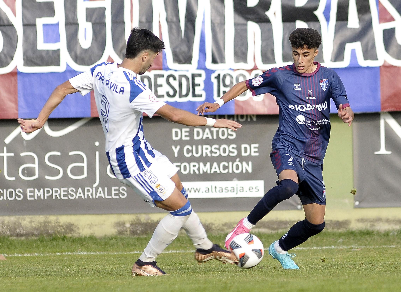 Imágenes del partido entre la Segoviana y el Recre en La Albuera