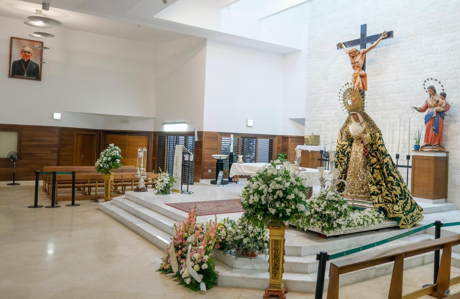 La Esperanza de Triana, en el presbiterio de la parroquia