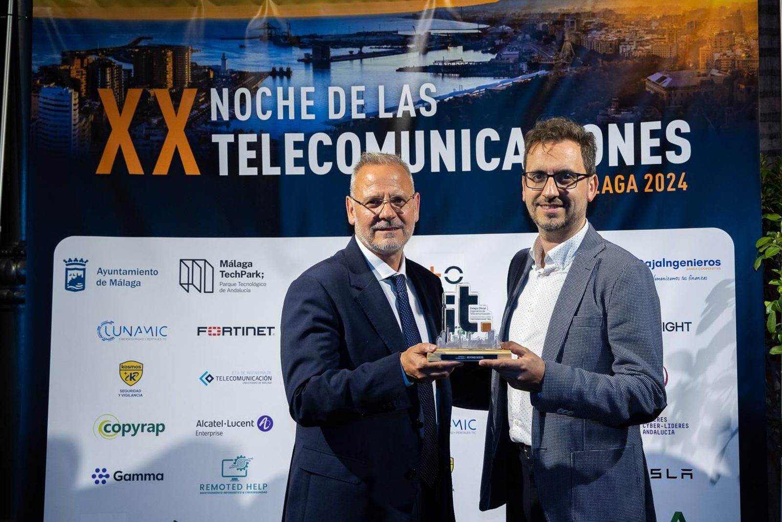 Francisco Bermúdez y Alfredo Sánchez Gimeno, tras recoger el galardón de los ingenieros de telecomunicaciones de Andalucía Oriental