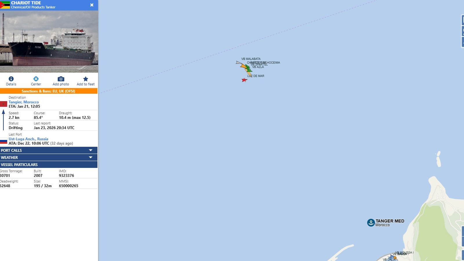 El Chariot Tide, rodeado por cuatro remolcadores.